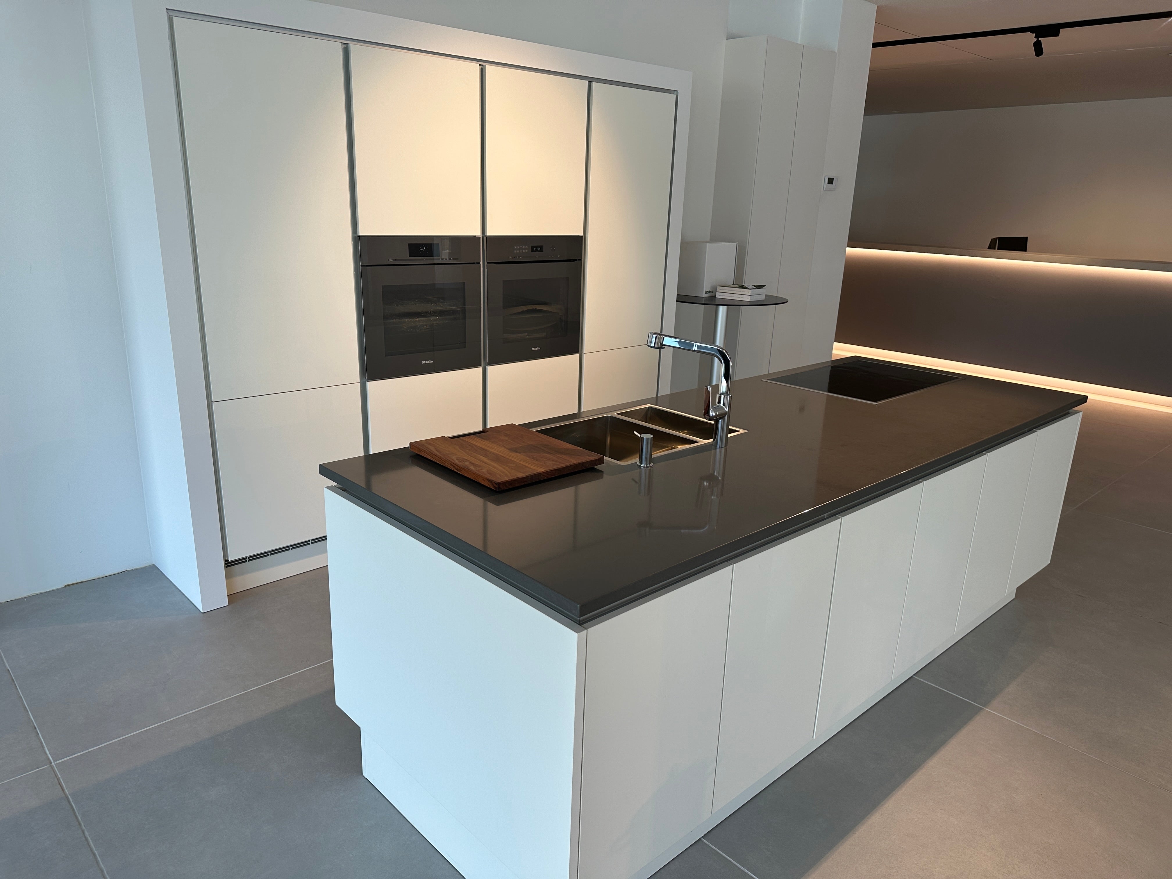 Waarom kiezen voor een hoge kastenwand in de keuken?