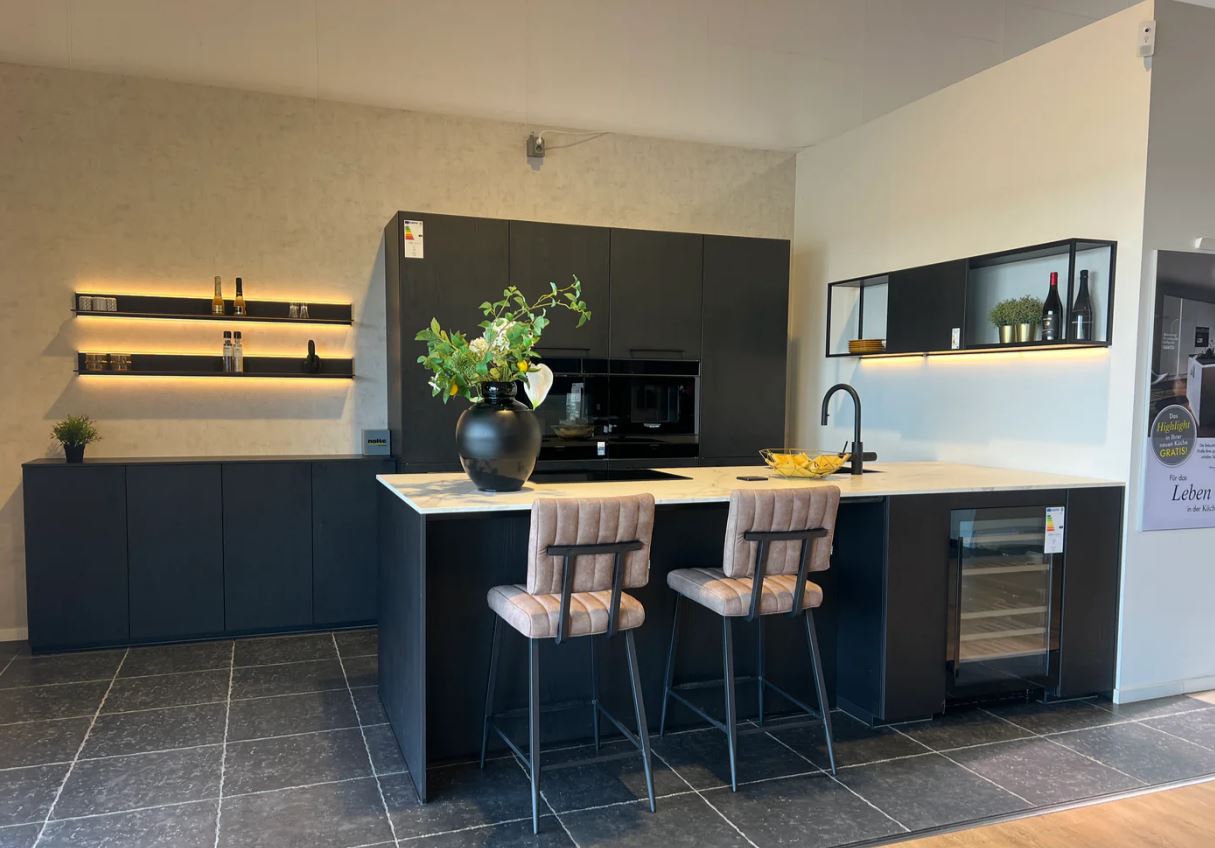 Zwarte keuken combineren: welke kleuren passen erbij?