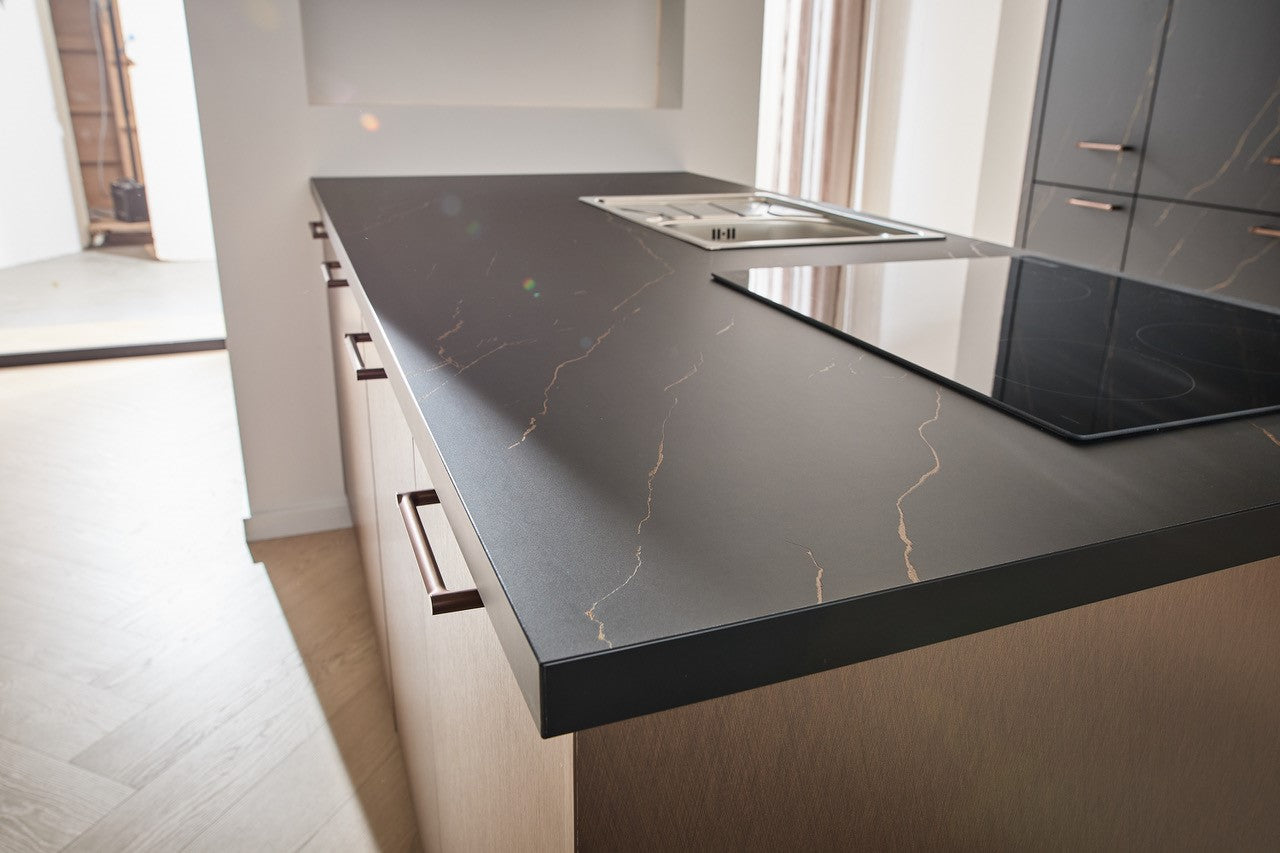 04811 - Schüller eilandkeuken in zwart/brons marmerlook