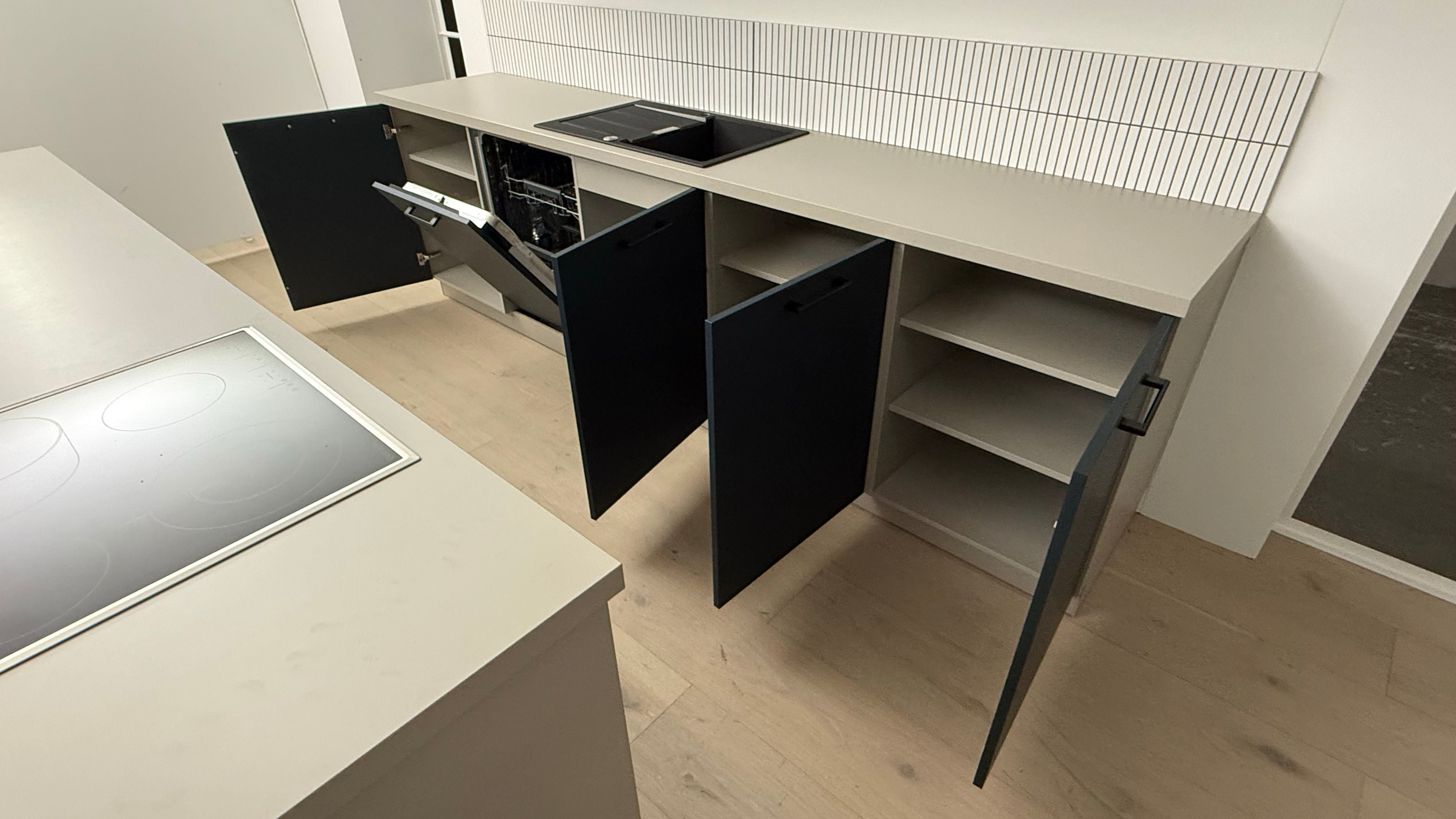 02618 - Diepblauw mat AFP eilandkeuken