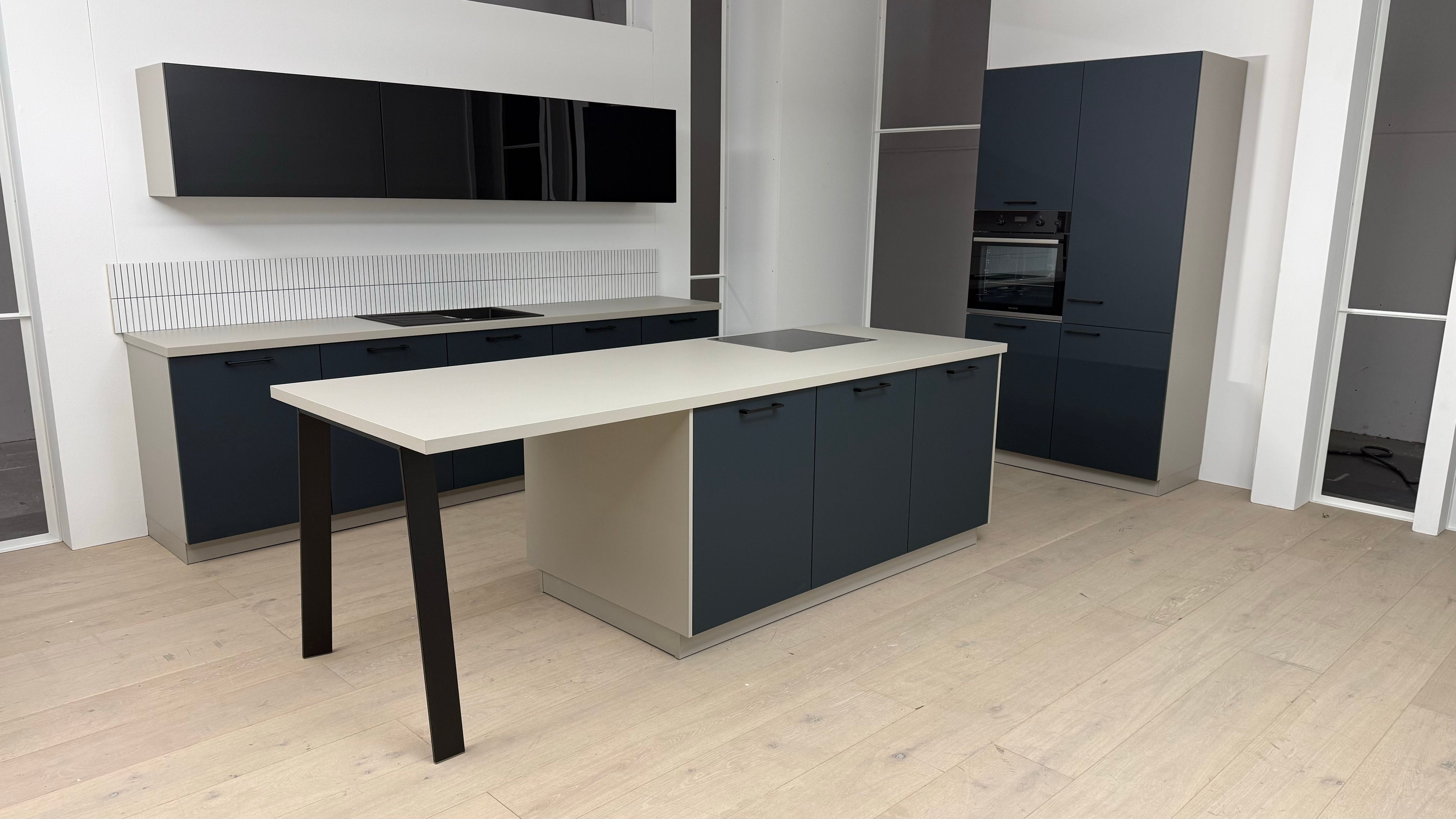 02618 - Diepblauw mat AFP eilandkeuken