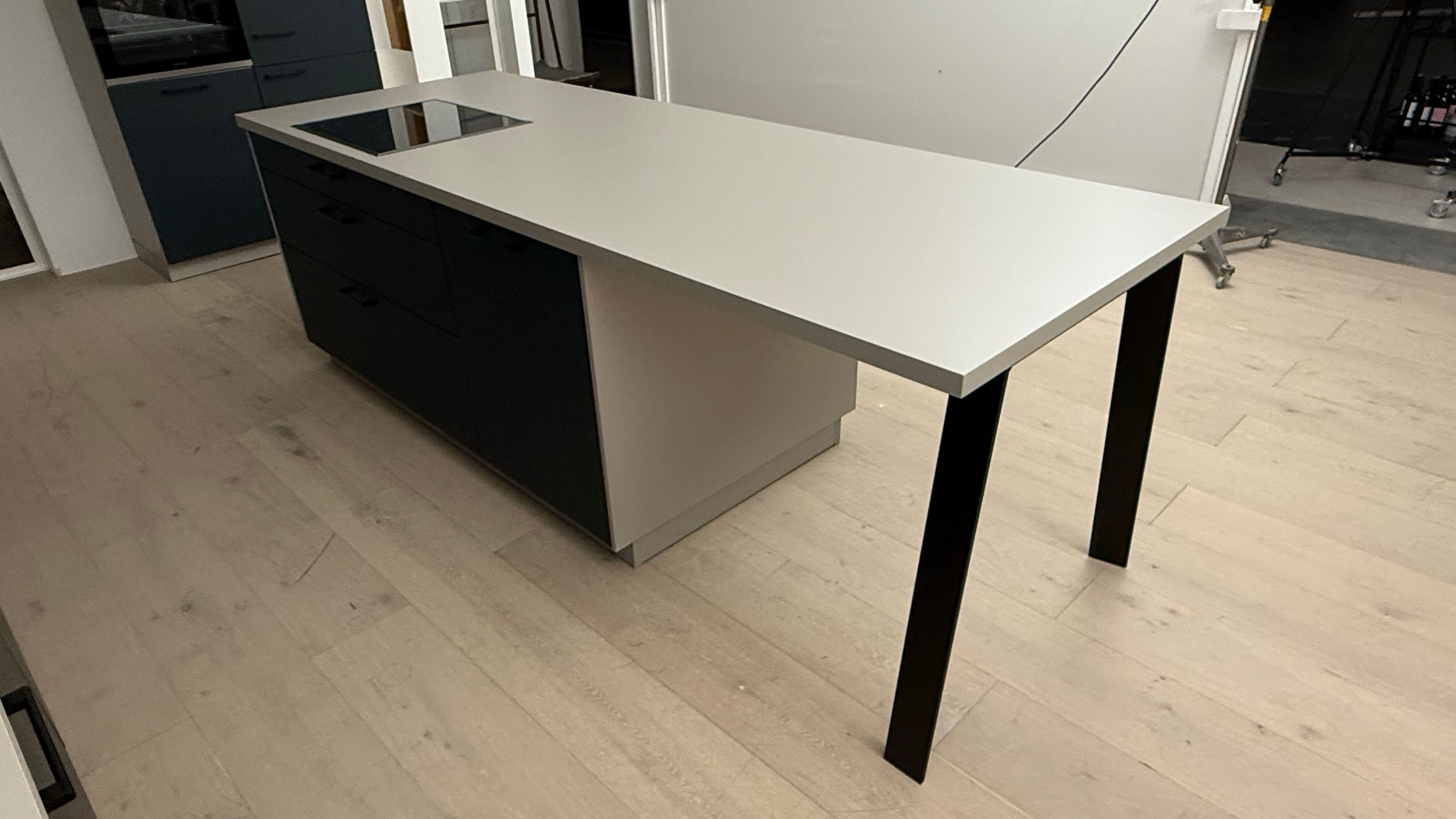 02618 - Diepblauw mat AFP eilandkeuken