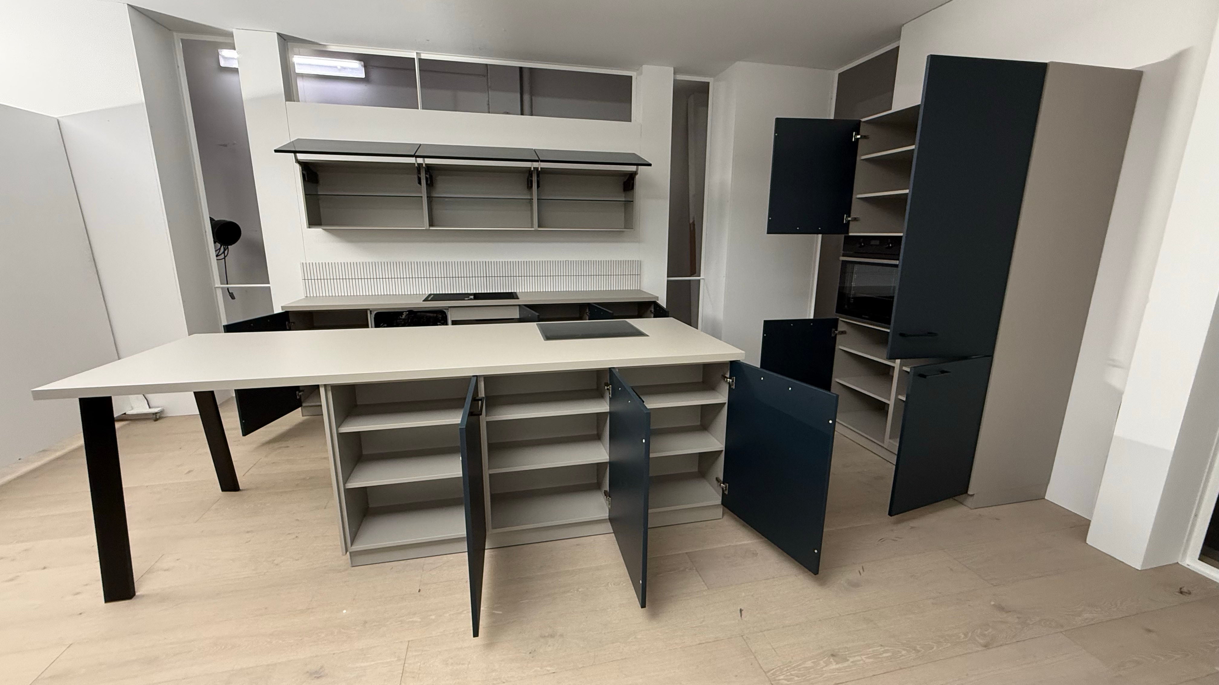 02618 - Diepblauw mat AFP eilandkeuken