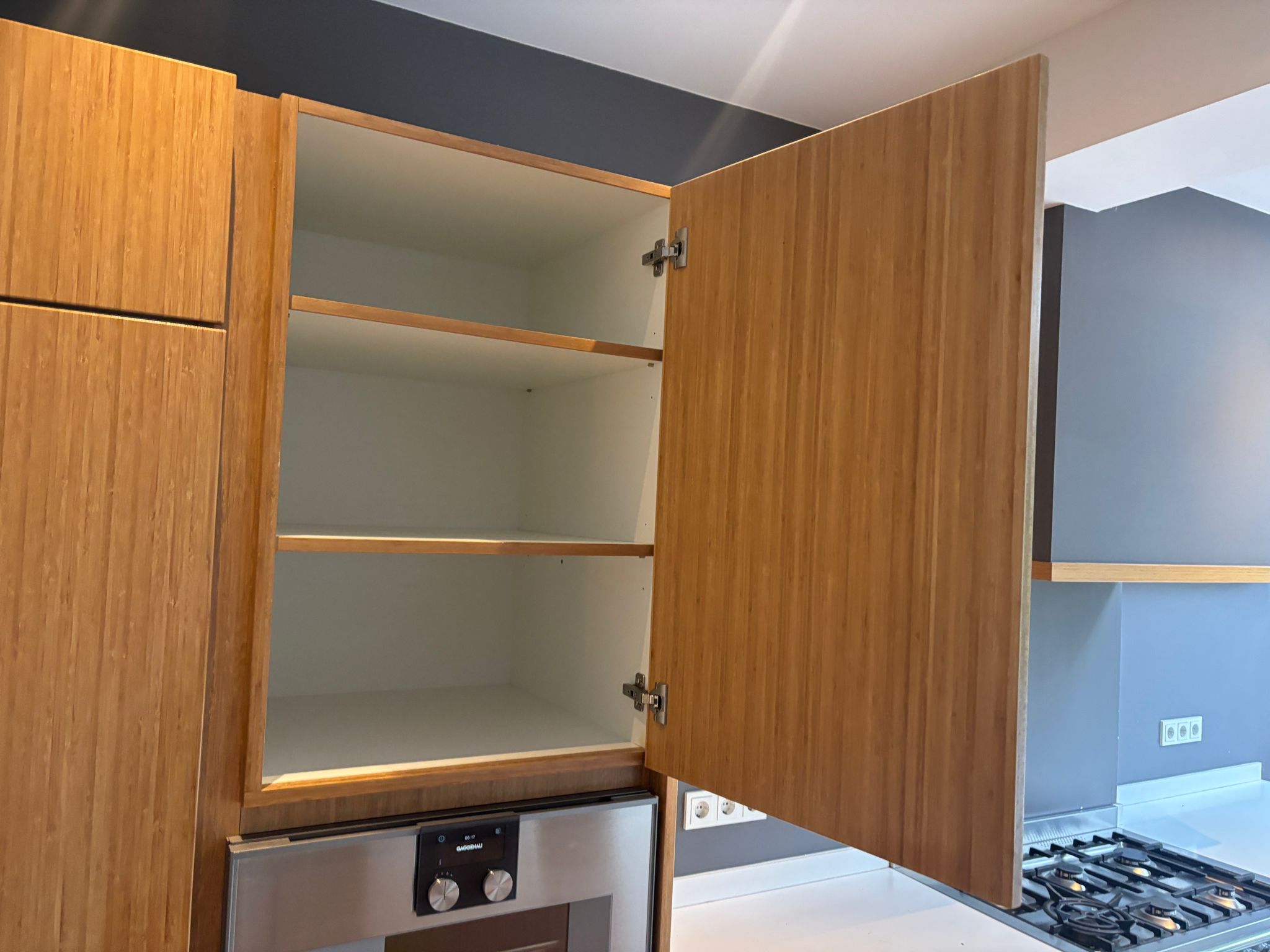 05438 - Houtlook schiereilandkeuken