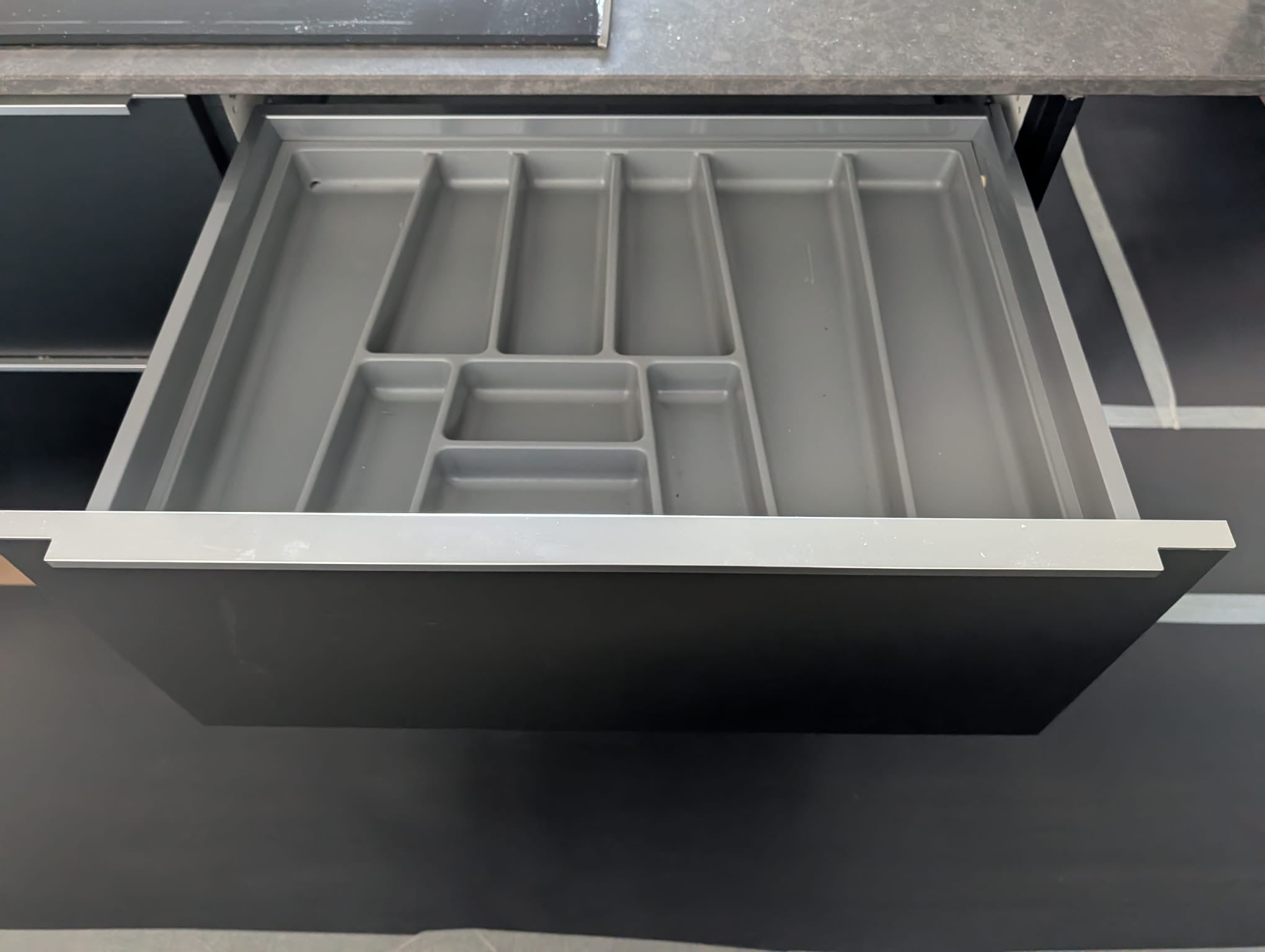 05069 - Moderne zwarte eilandkeuken