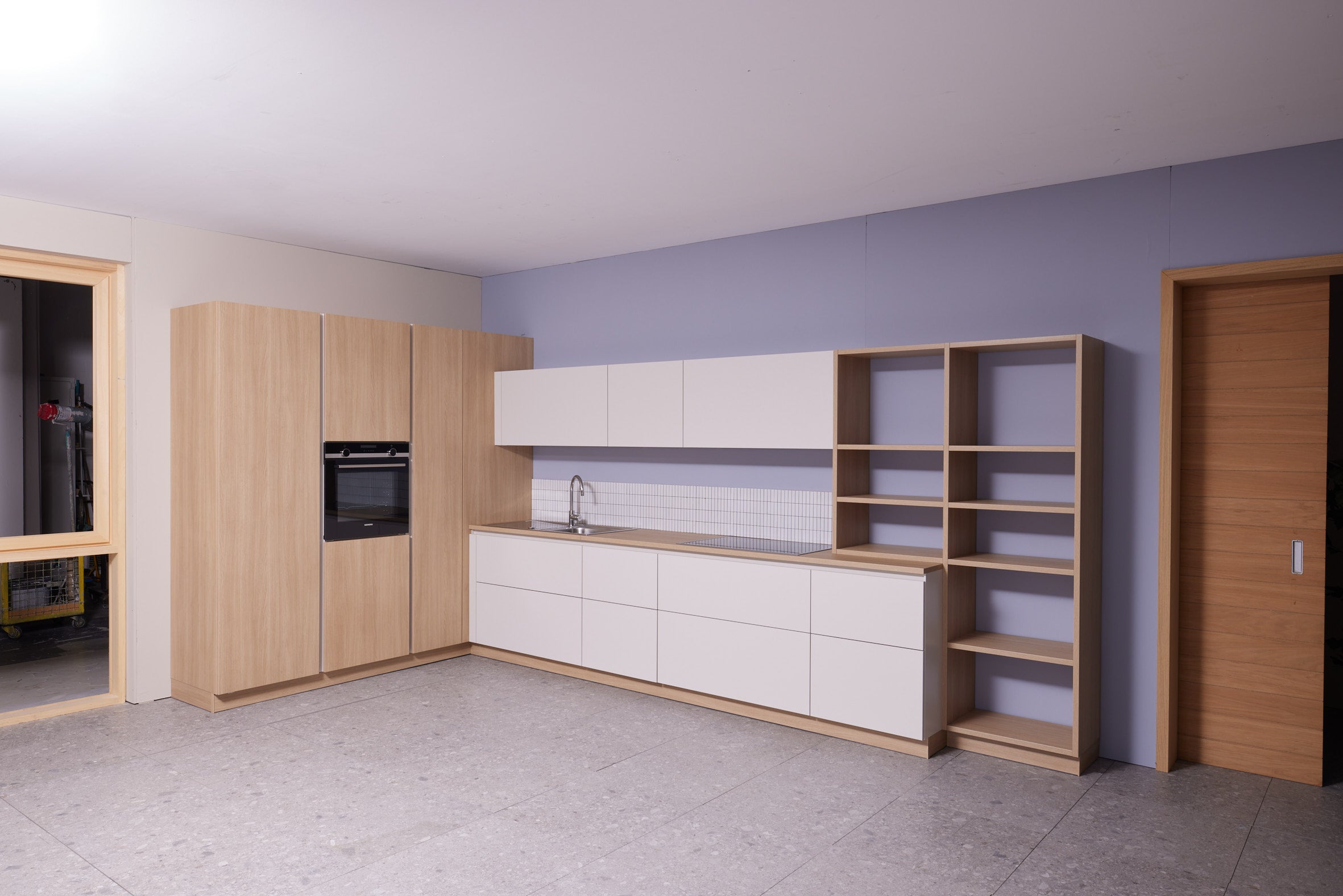 02722 - Schelpenwitte keuken met zandeiken kastenwand