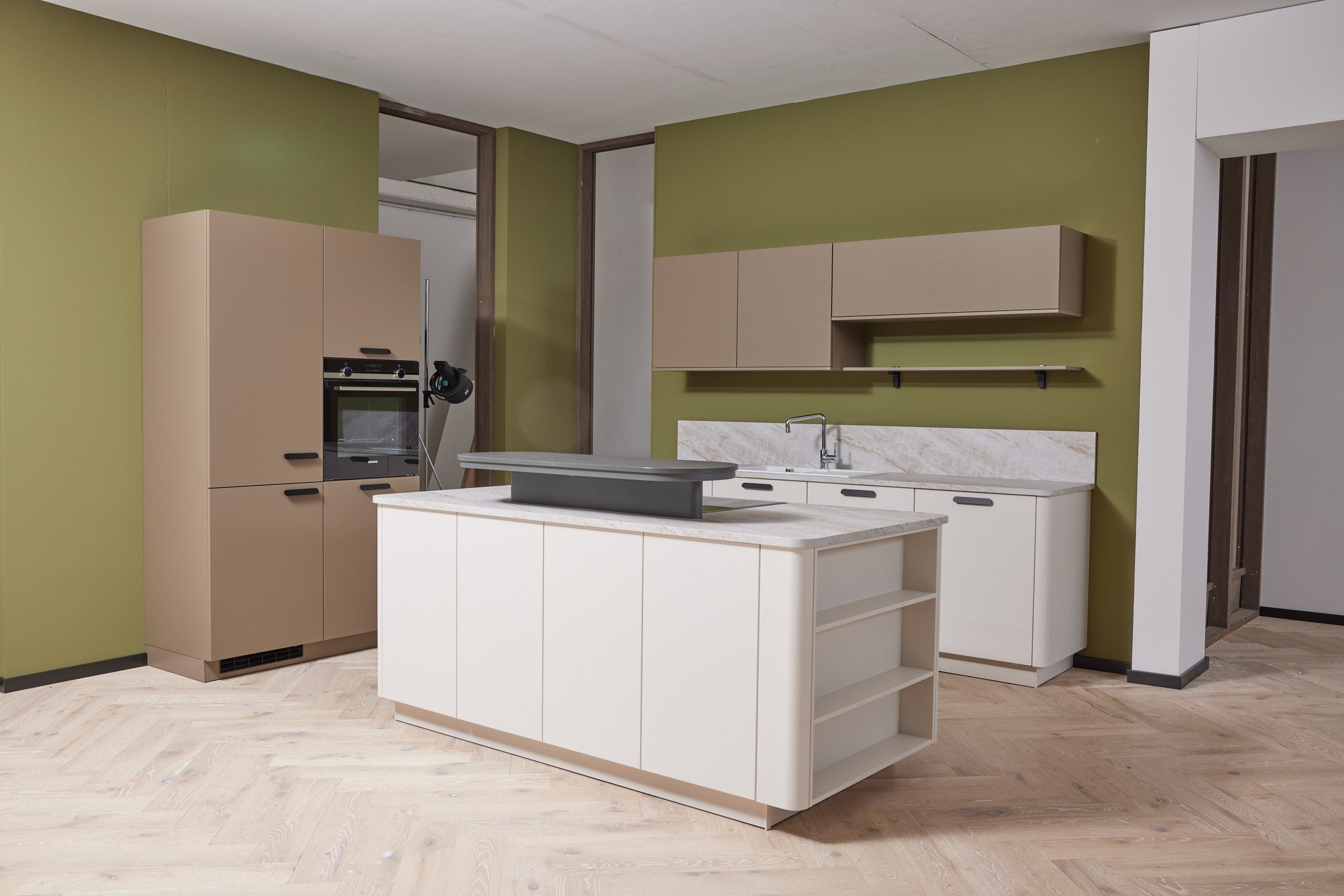 02724 - Schüller eilandkeuken met kast