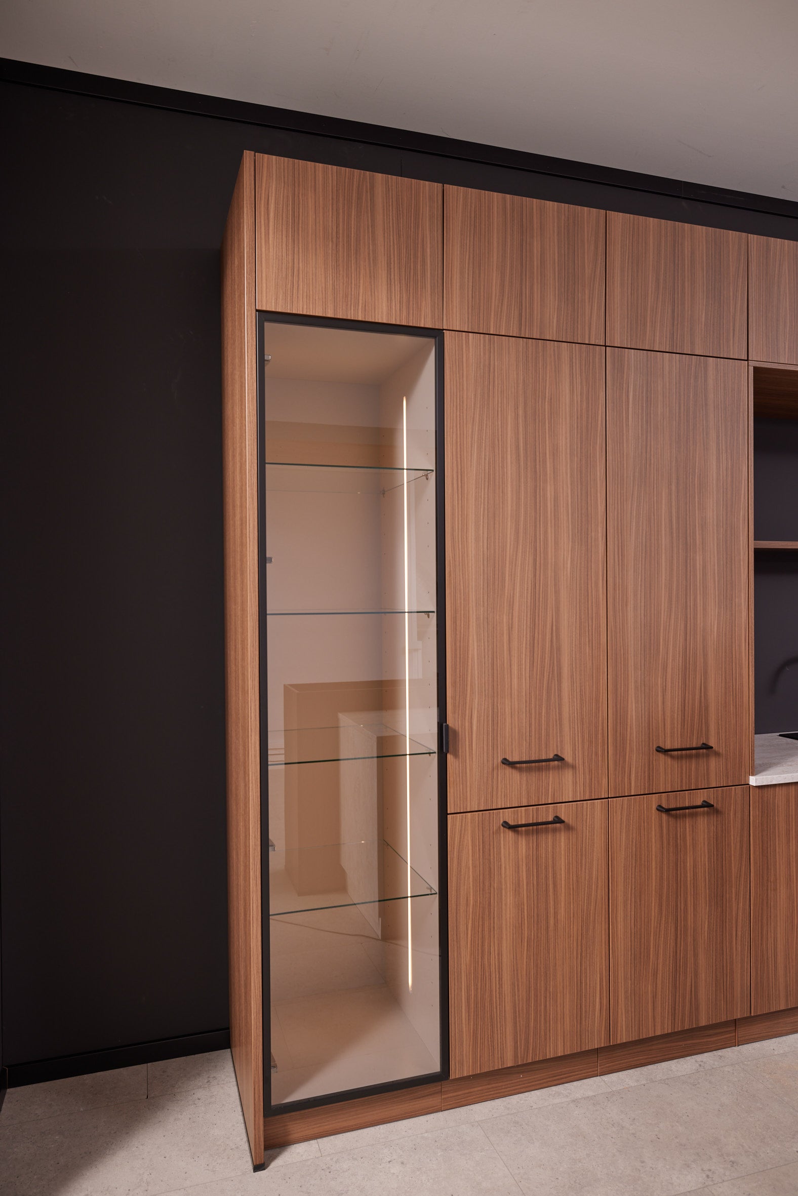 02728 - Bergamo noten schiereiland keuken