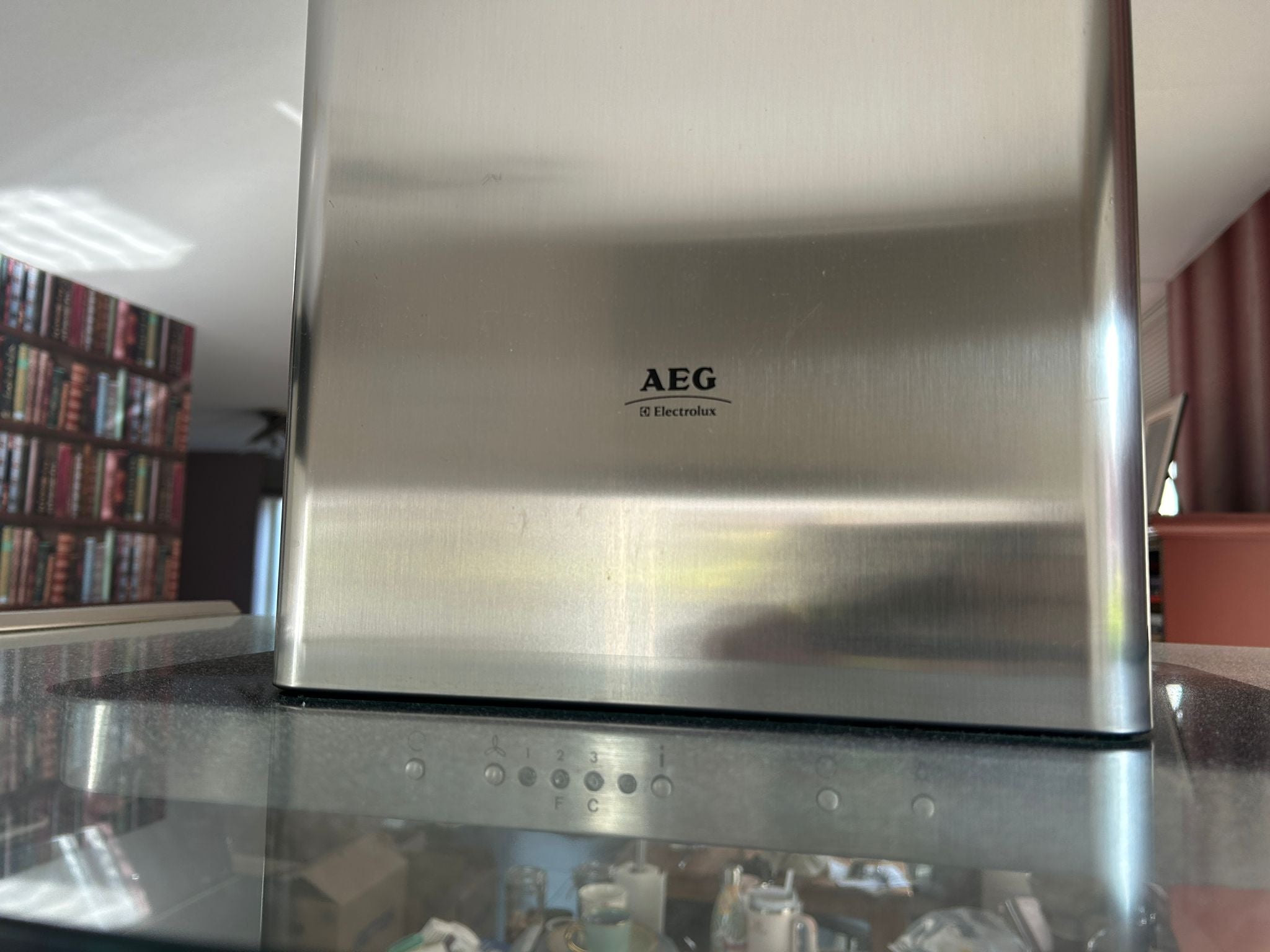 Witte tweedehandse keuken van het merk Alno met een wit schiereiland AEG