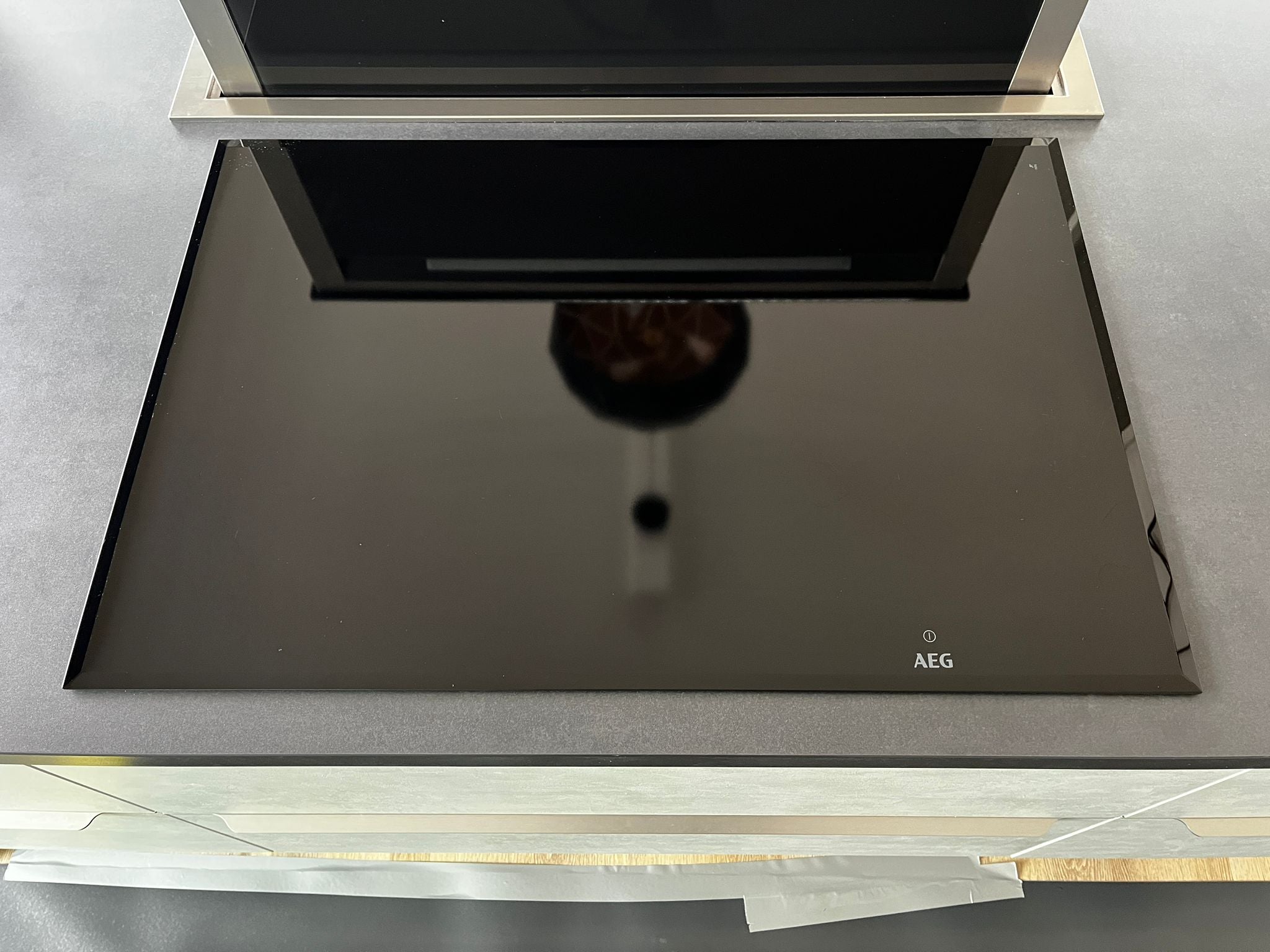Tweedehands zwart en grijze Nobilia StoneArt eilandkeuken met AEG inductieplaat