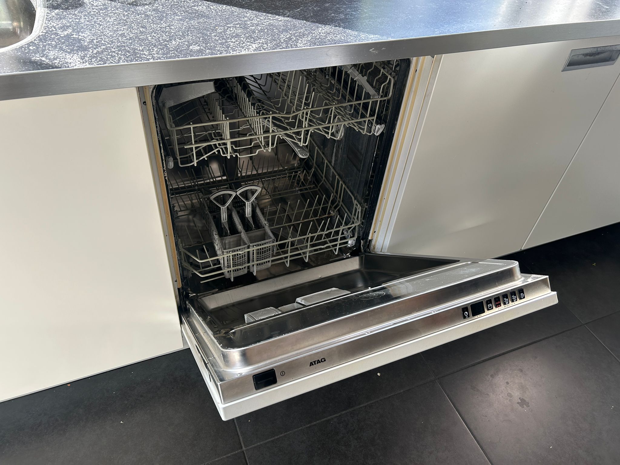 Witte tweedehandse keuken van het merk Alno met een wit schiereiland met ATAG vaatwasser