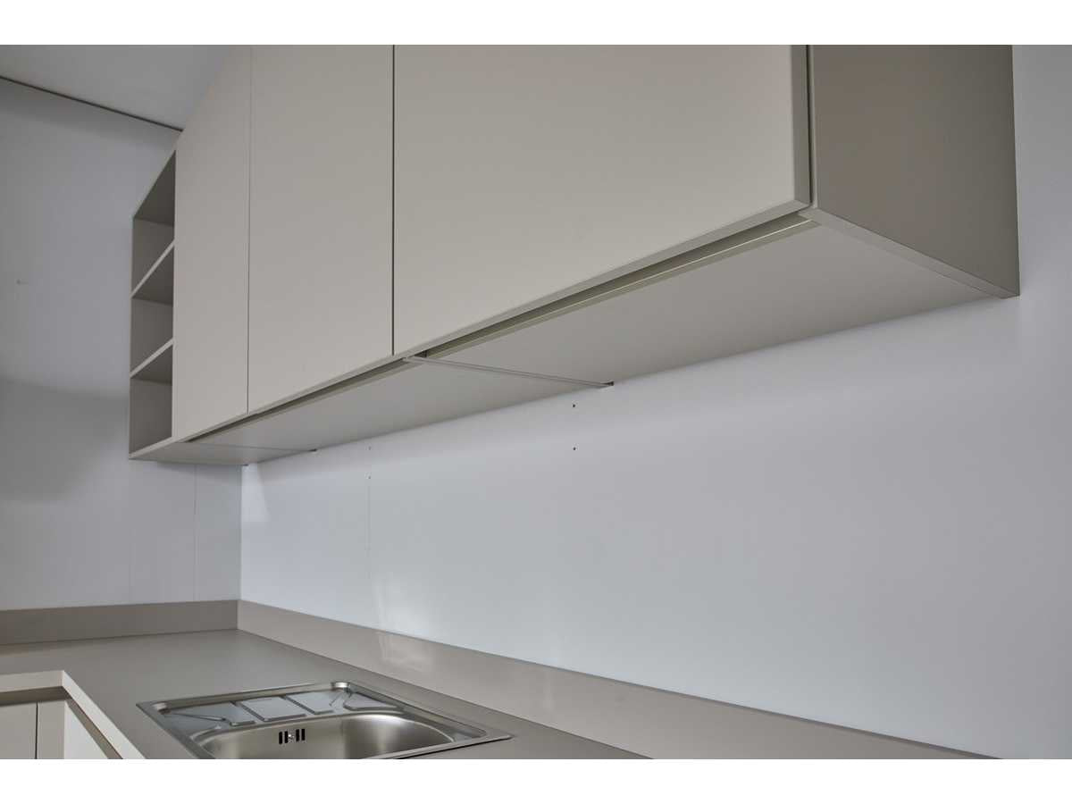 04819 - Schüller hoekkeuken in kiezelgrijs met houtlook kastenwand
