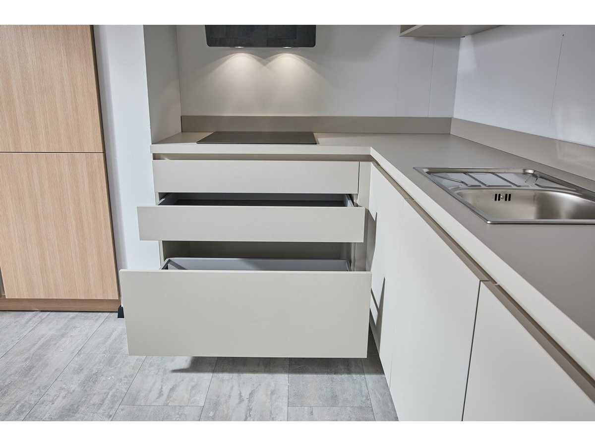 04819 - Schüller hoekkeuken in kiezelgrijs met houtlook kastenwand