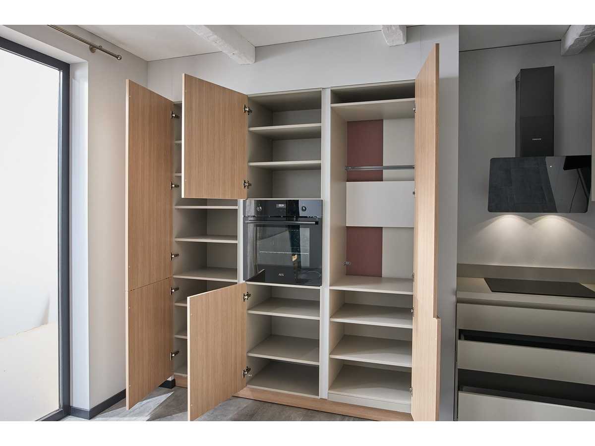 04819 - Schüller hoekkeuken in kiezelgrijs met houtlook kastenwand