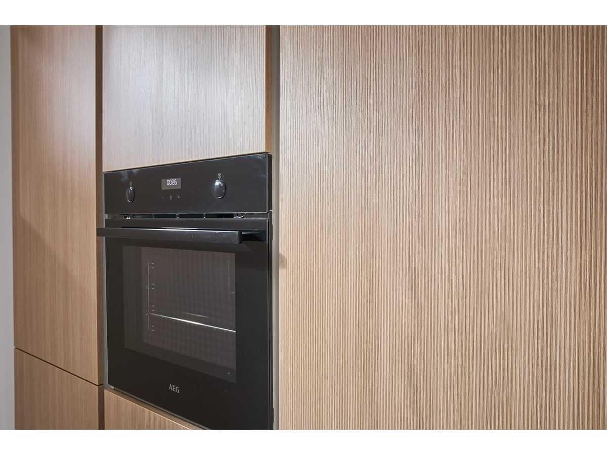 04819 - Schüller hoekkeuken in kiezelgrijs met houtlook kastenwand