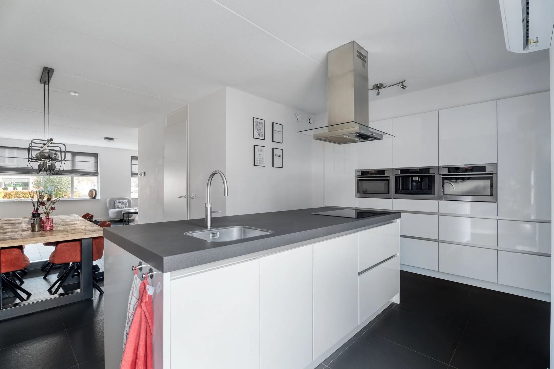 03613 - Witte eilandkeuken met ingebouwde kastenwand
