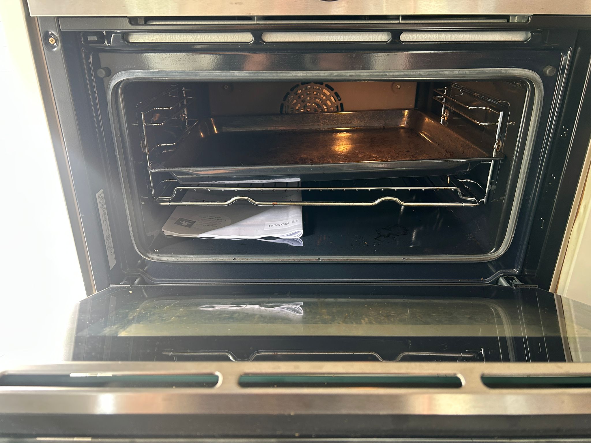 Witte tweedehandse keuken van het merk Alno met een wit schiereiland met oven van Bosch