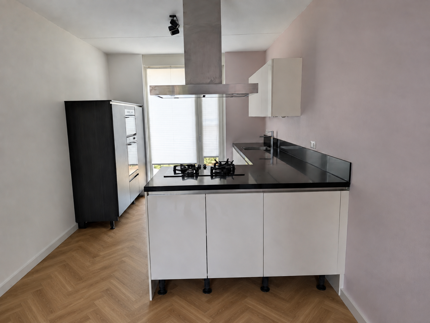 04707 - Moderne hoekkeuken met kastenwand