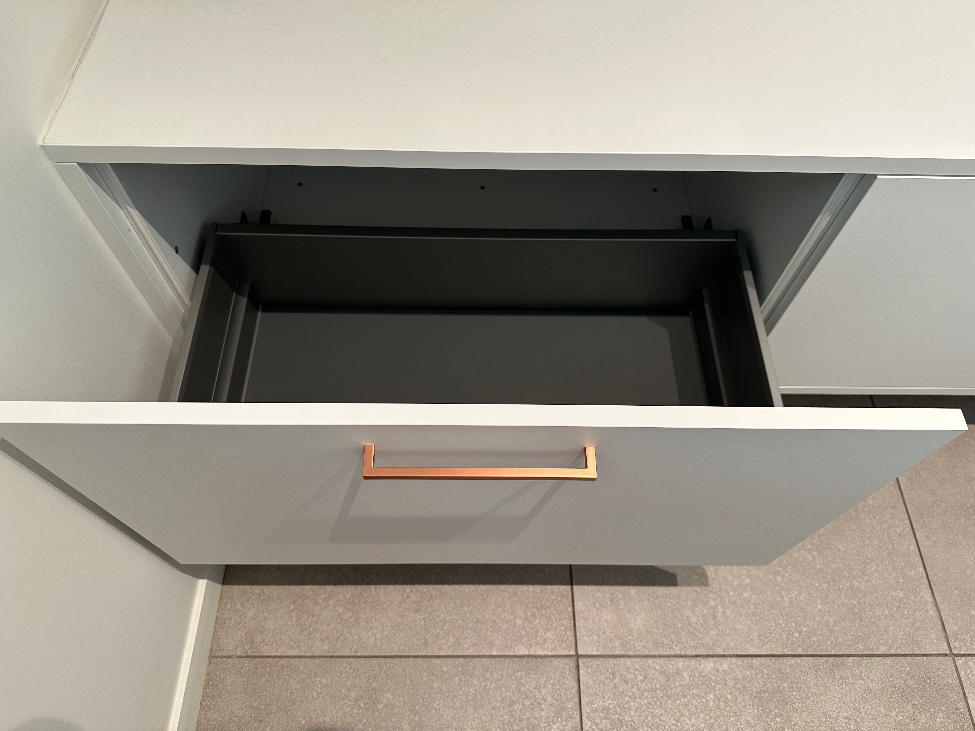 02256 - Moderne eilandkeuken met tv meubel