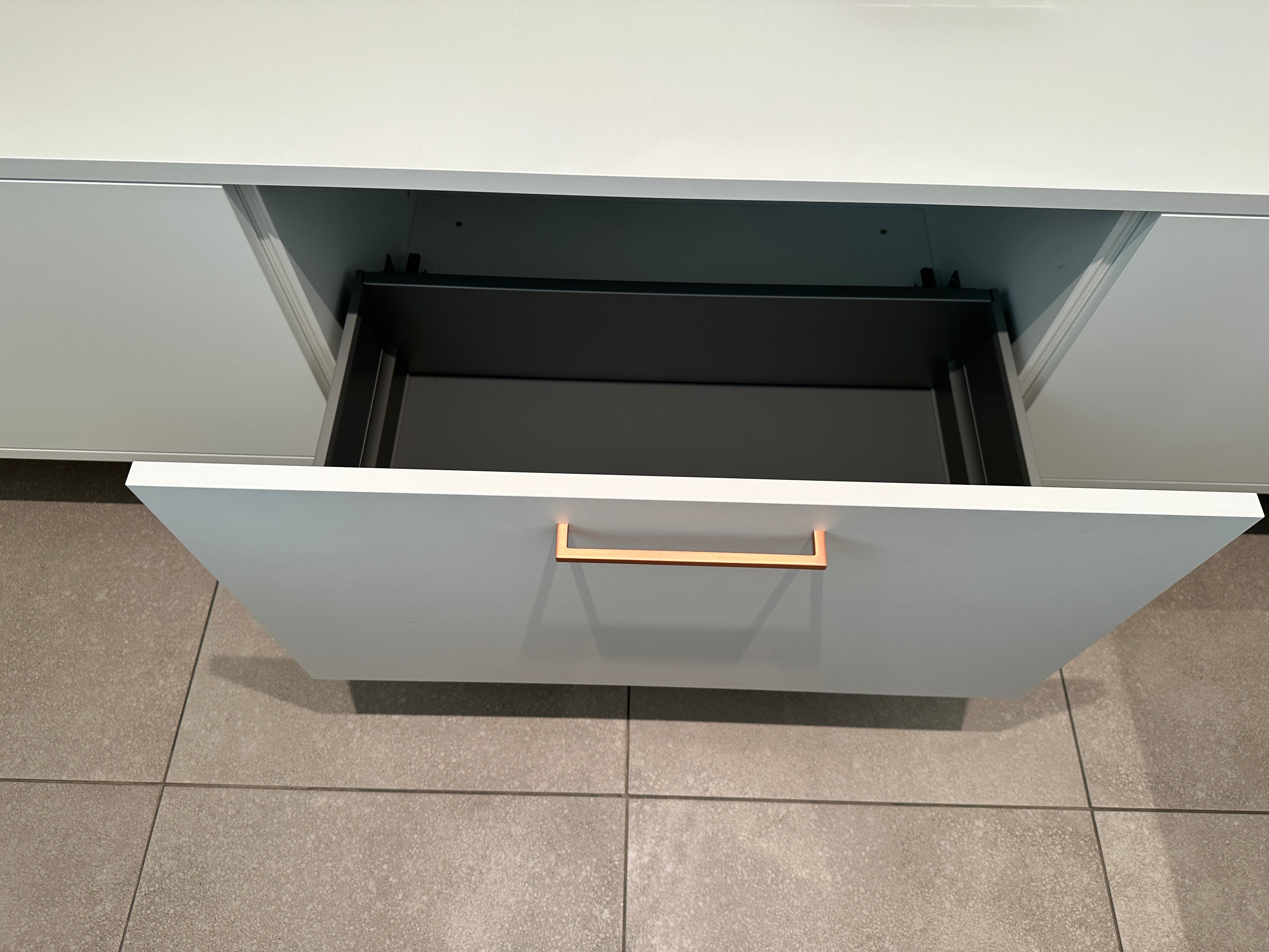 02256 - Moderne eilandkeuken met tv meubel