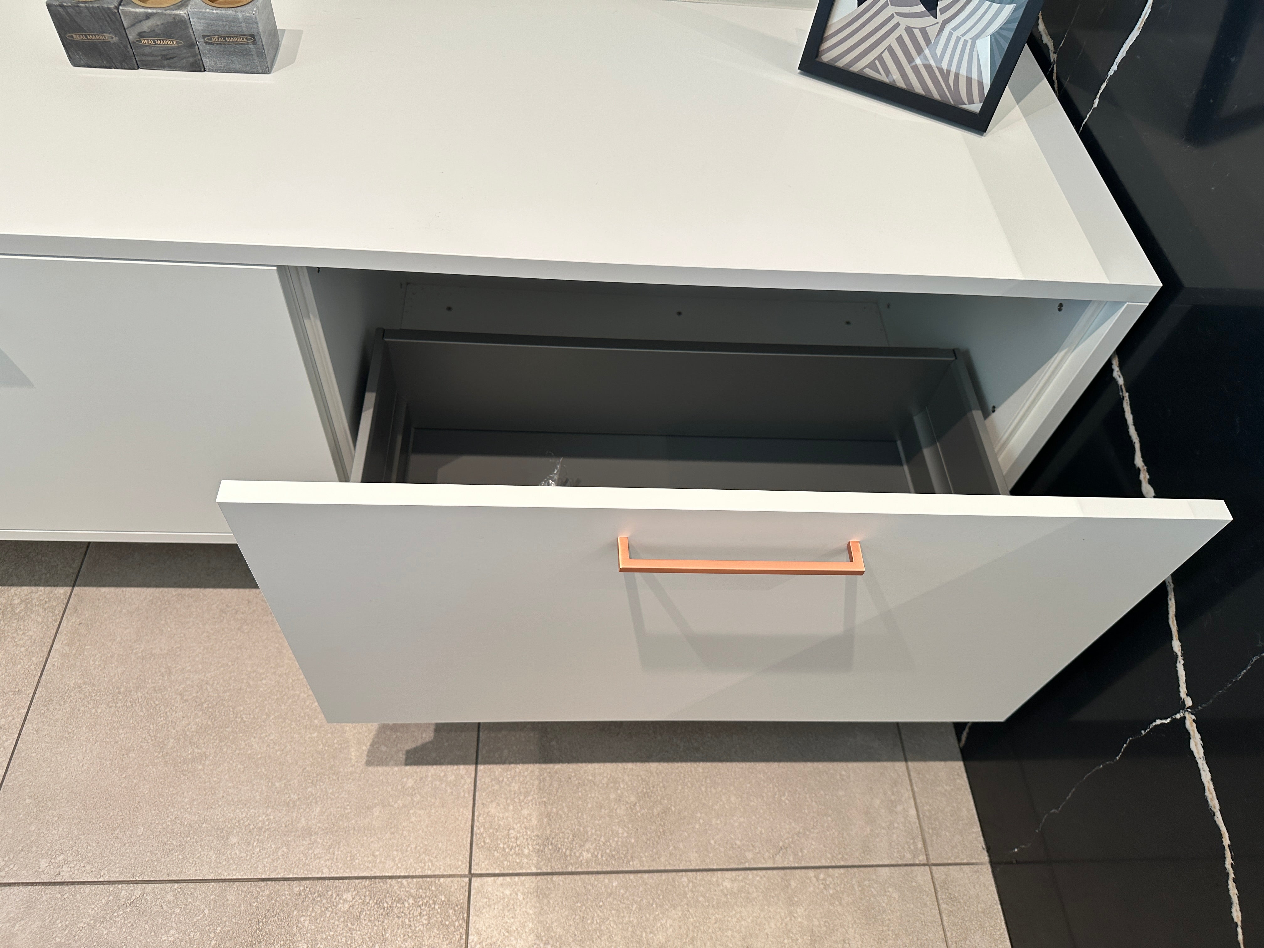 02256 - Moderne eilandkeuken met tv meubel