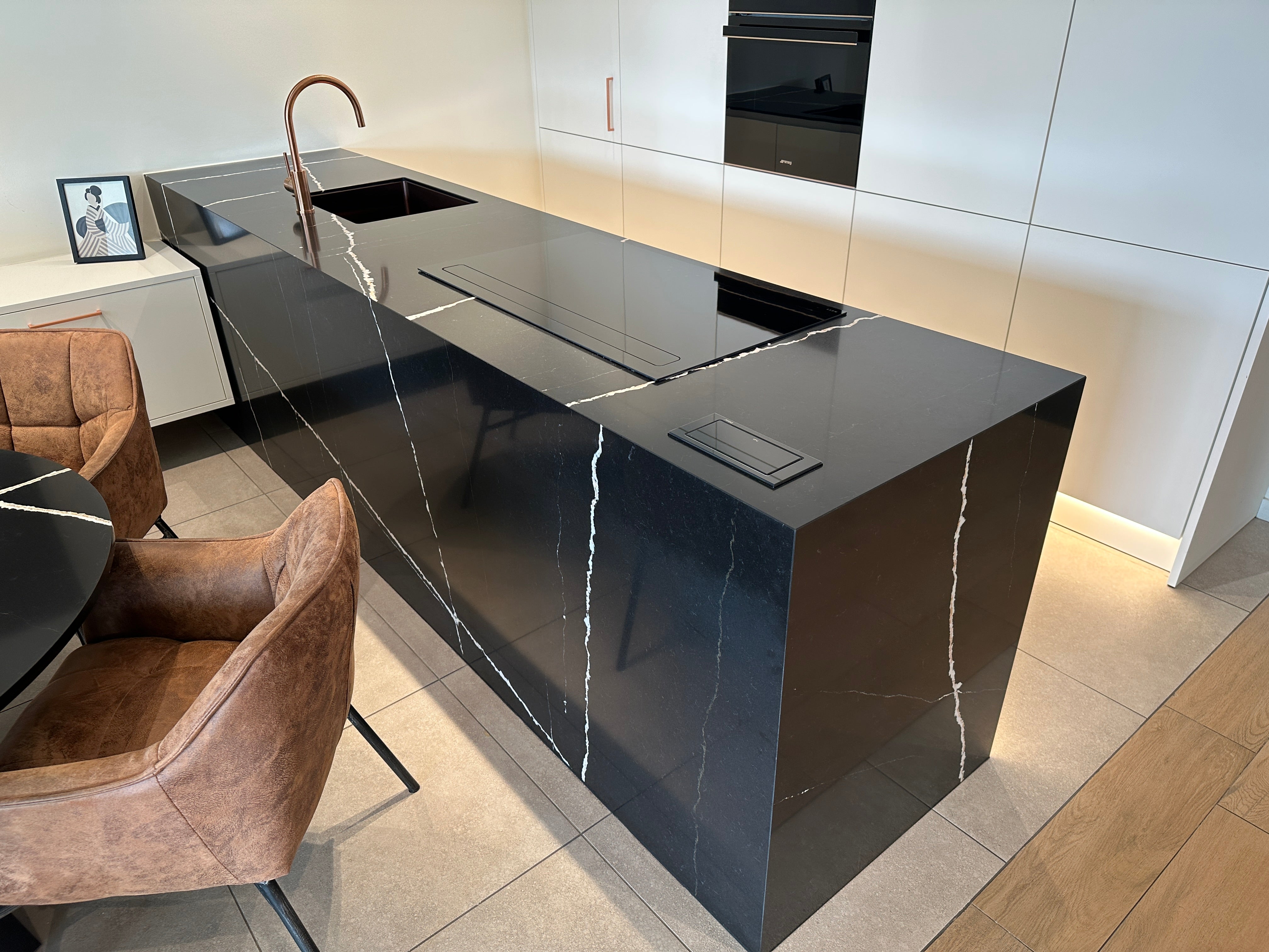 02256 - Moderne eilandkeuken met tv meubel