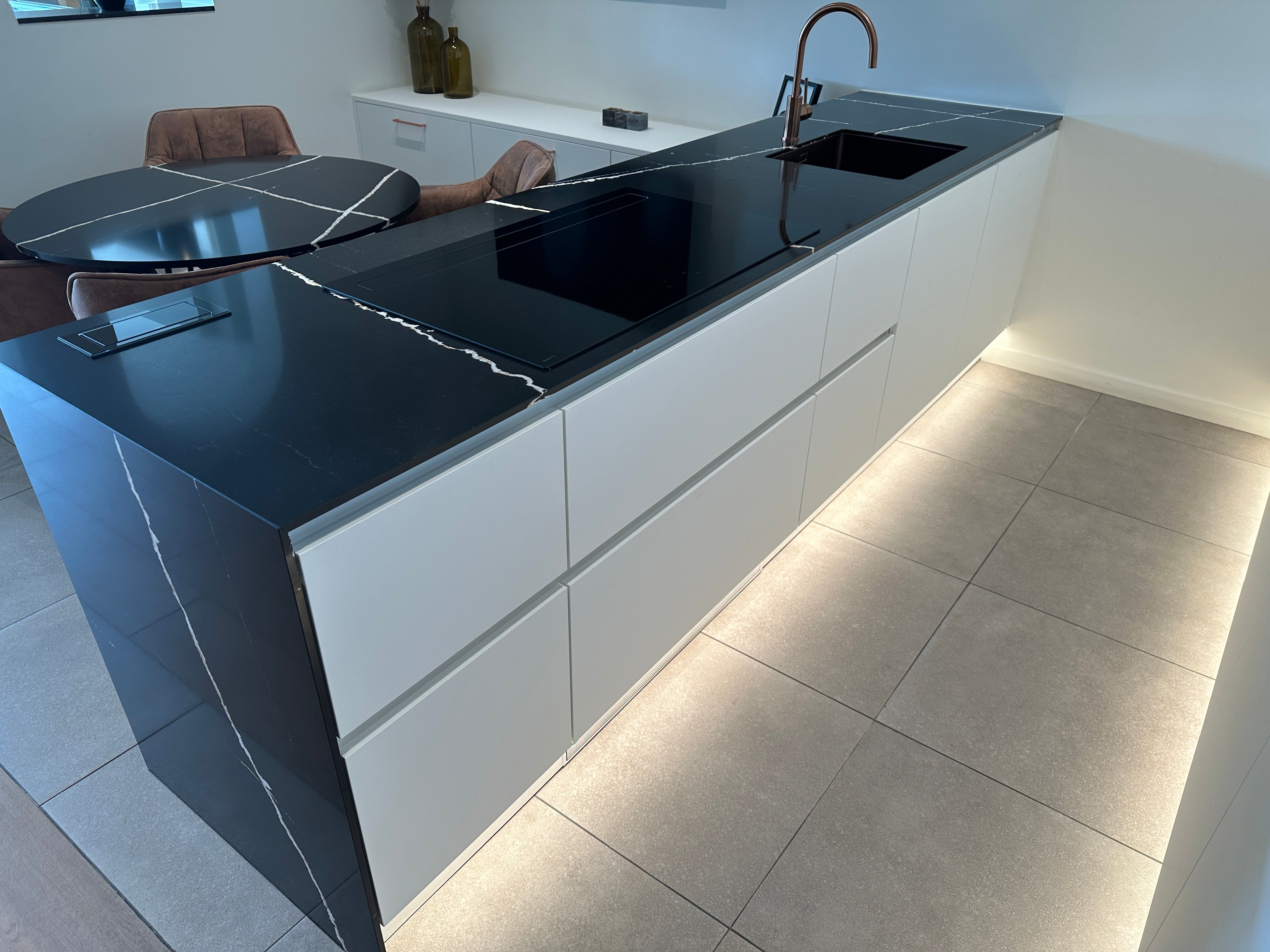 02256 - Moderne eilandkeuken met tv meubel