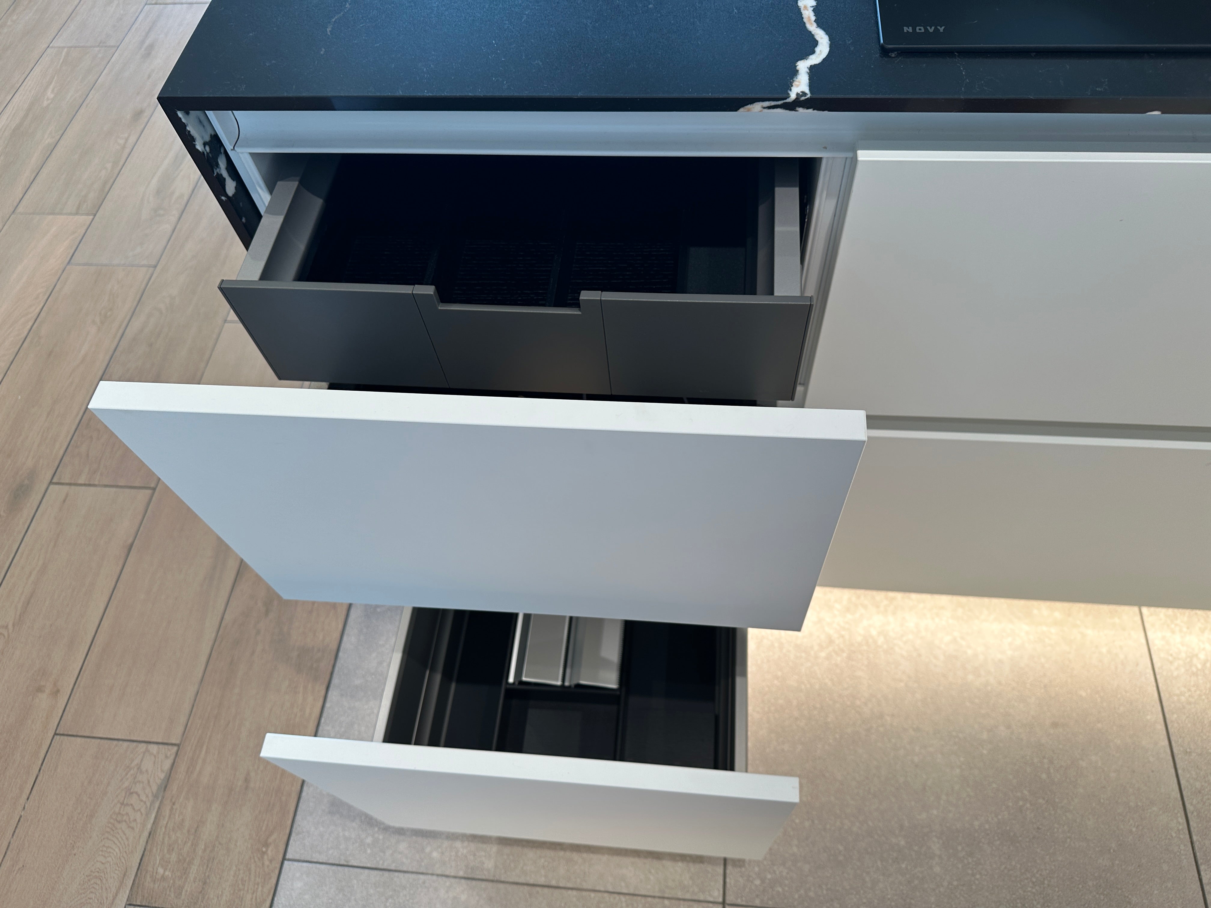 02256 - Moderne eilandkeuken met tv meubel