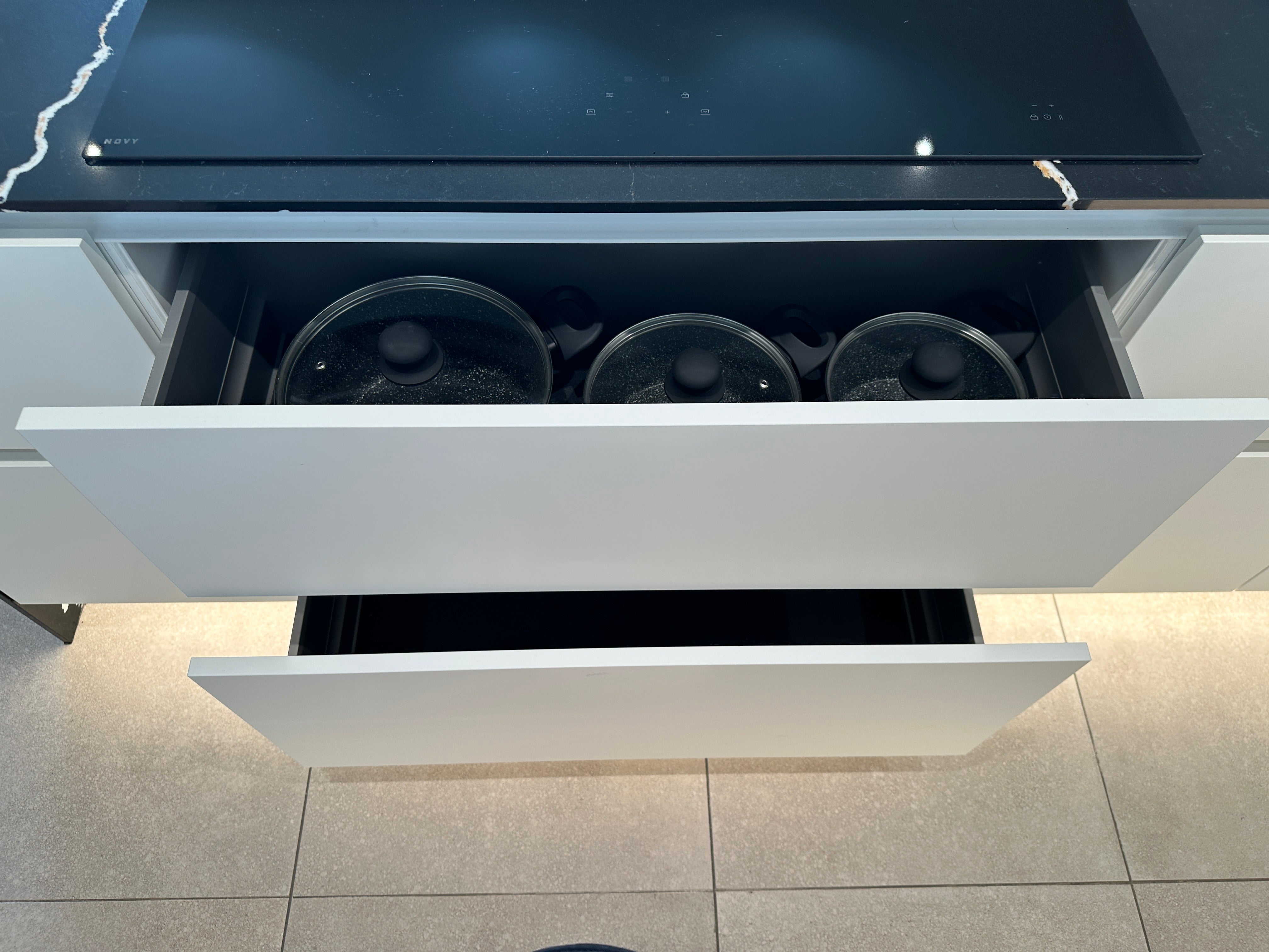 02256 - Moderne eilandkeuken met tv meubel