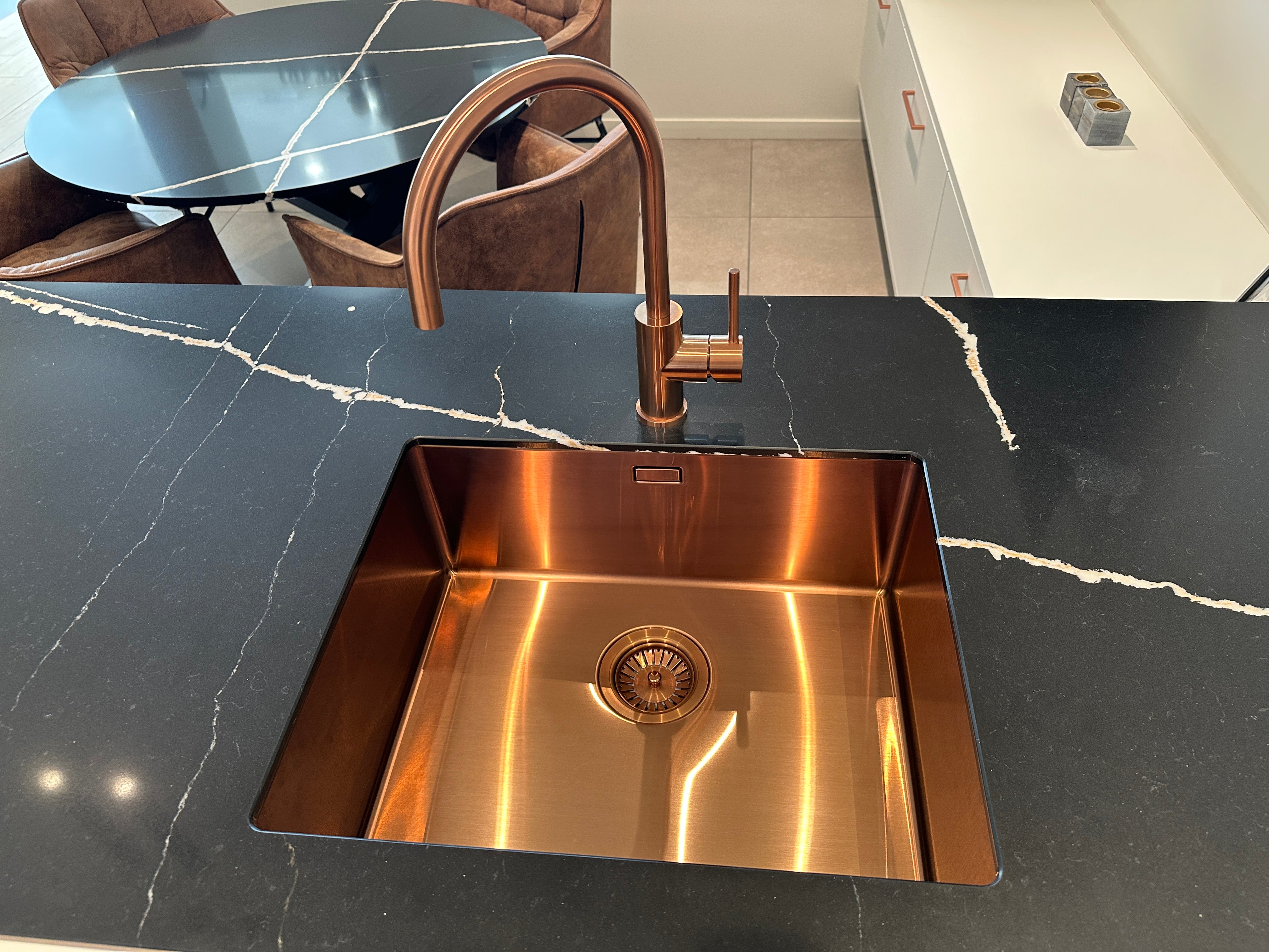 02256 - Moderne eilandkeuken met tv meubel