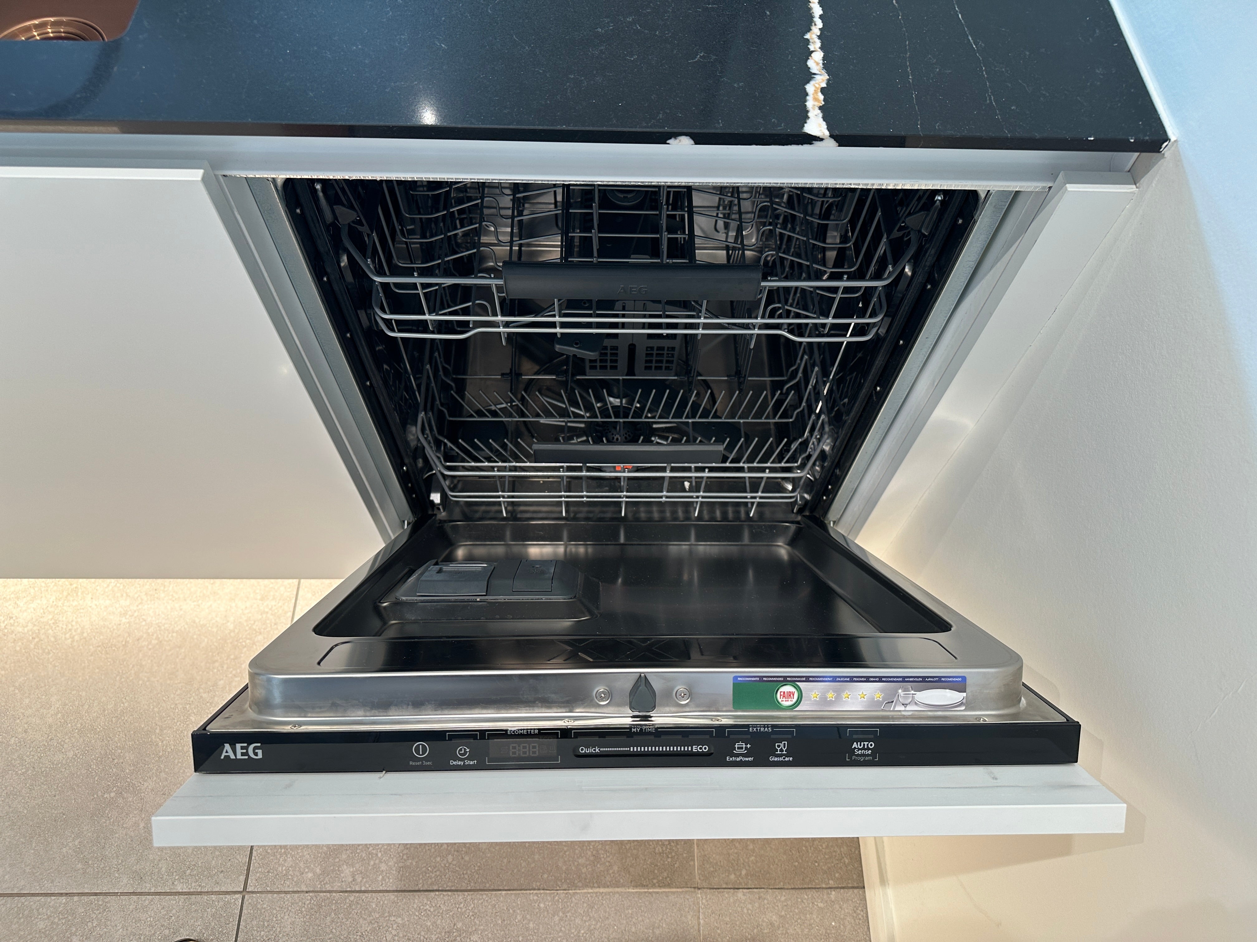 02256 - Moderne eilandkeuken met tv meubel