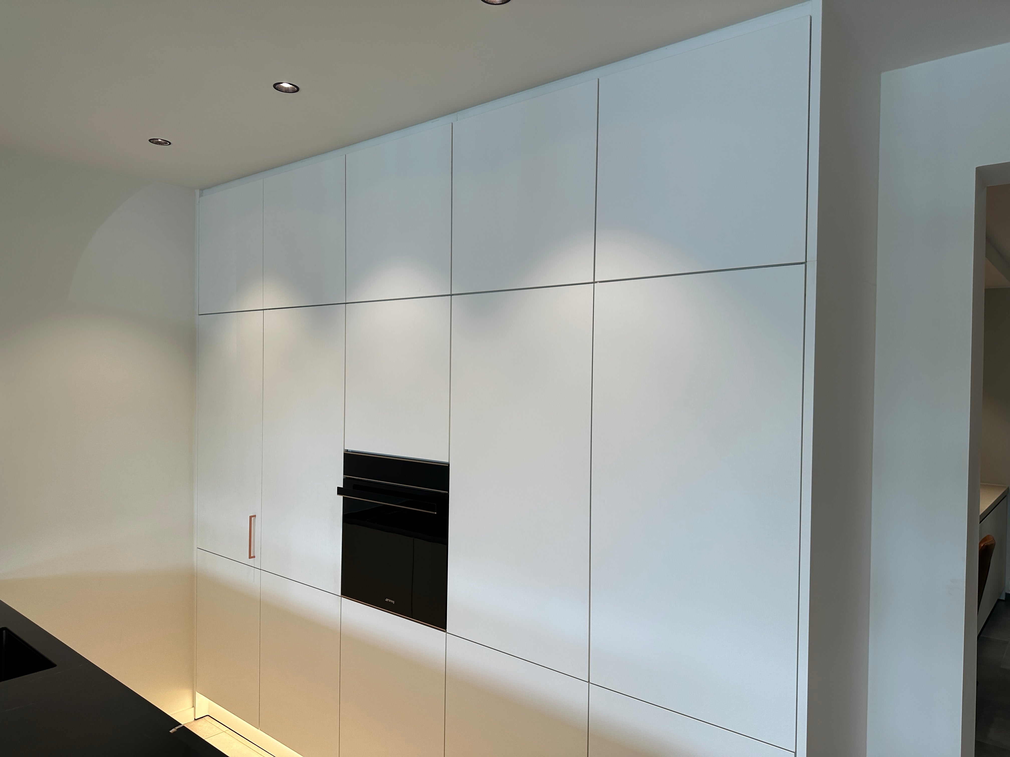 02256 - Moderne eilandkeuken met tv meubel