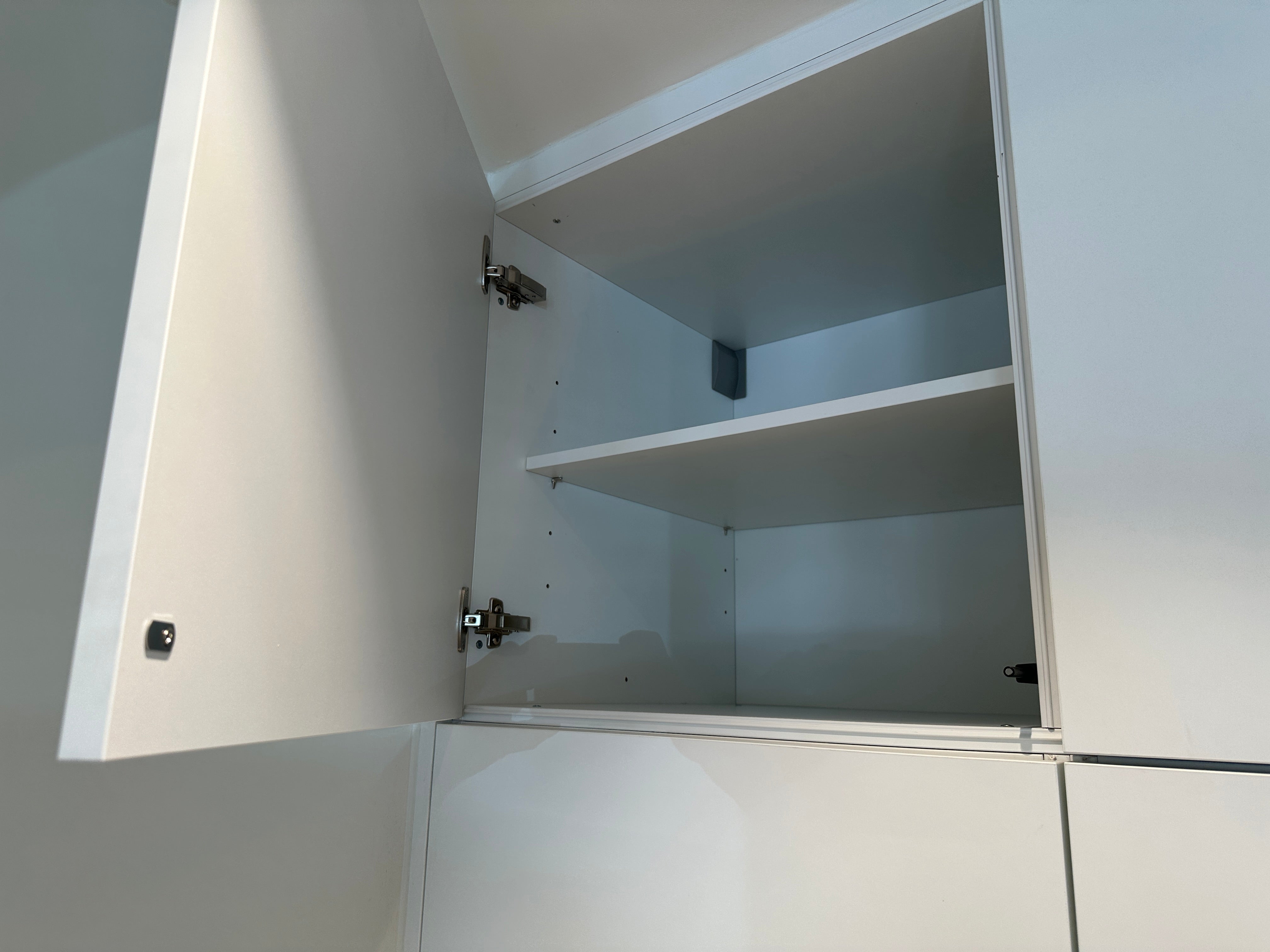 02256 - Moderne eilandkeuken met tv meubel