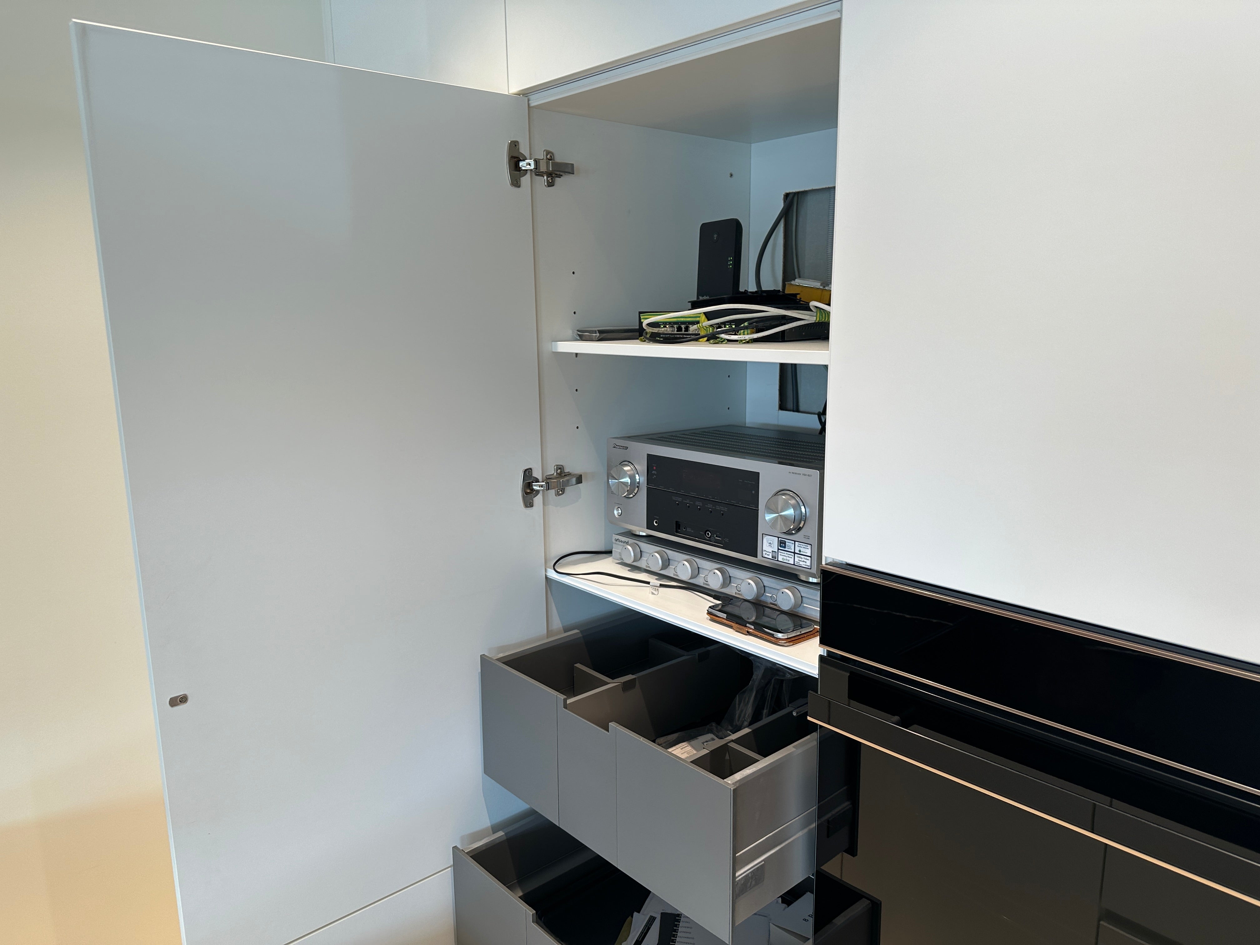 02256 - Moderne eilandkeuken met tv meubel