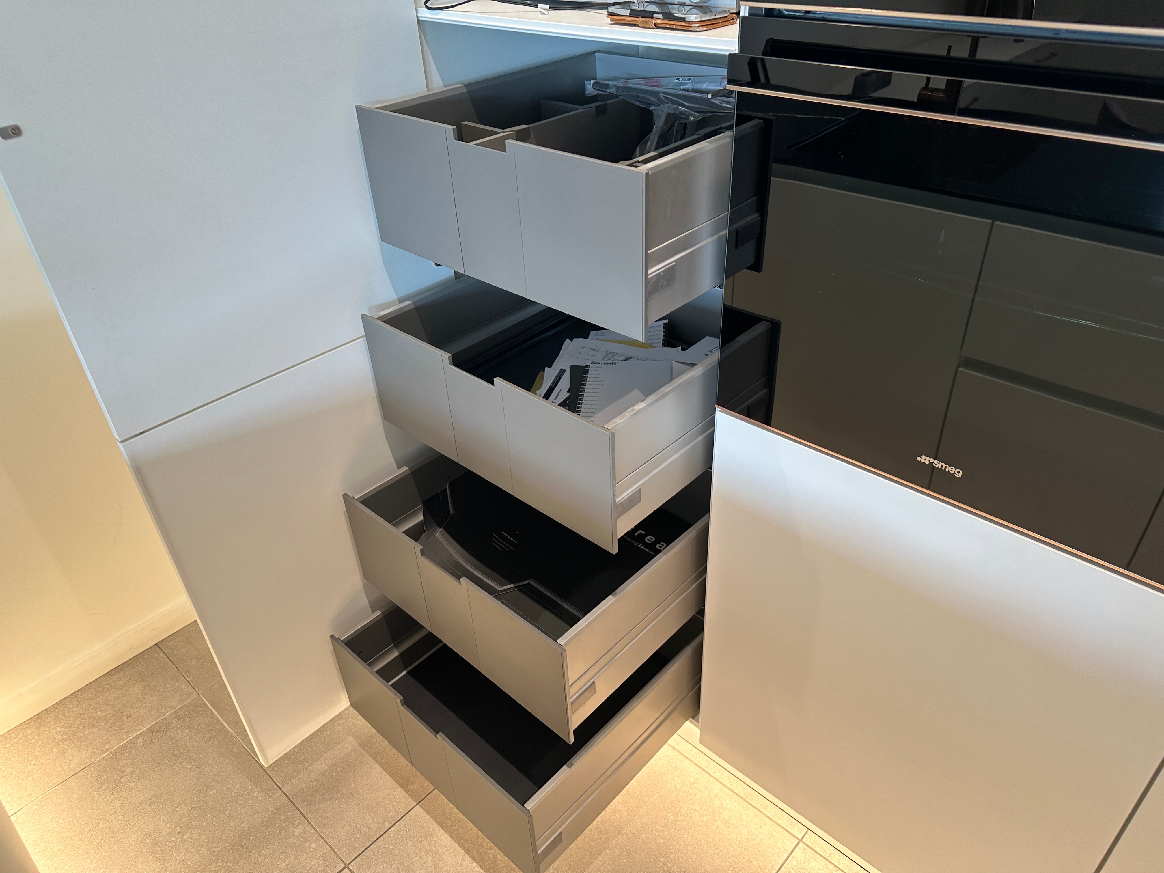 02256 - Moderne eilandkeuken met tv meubel