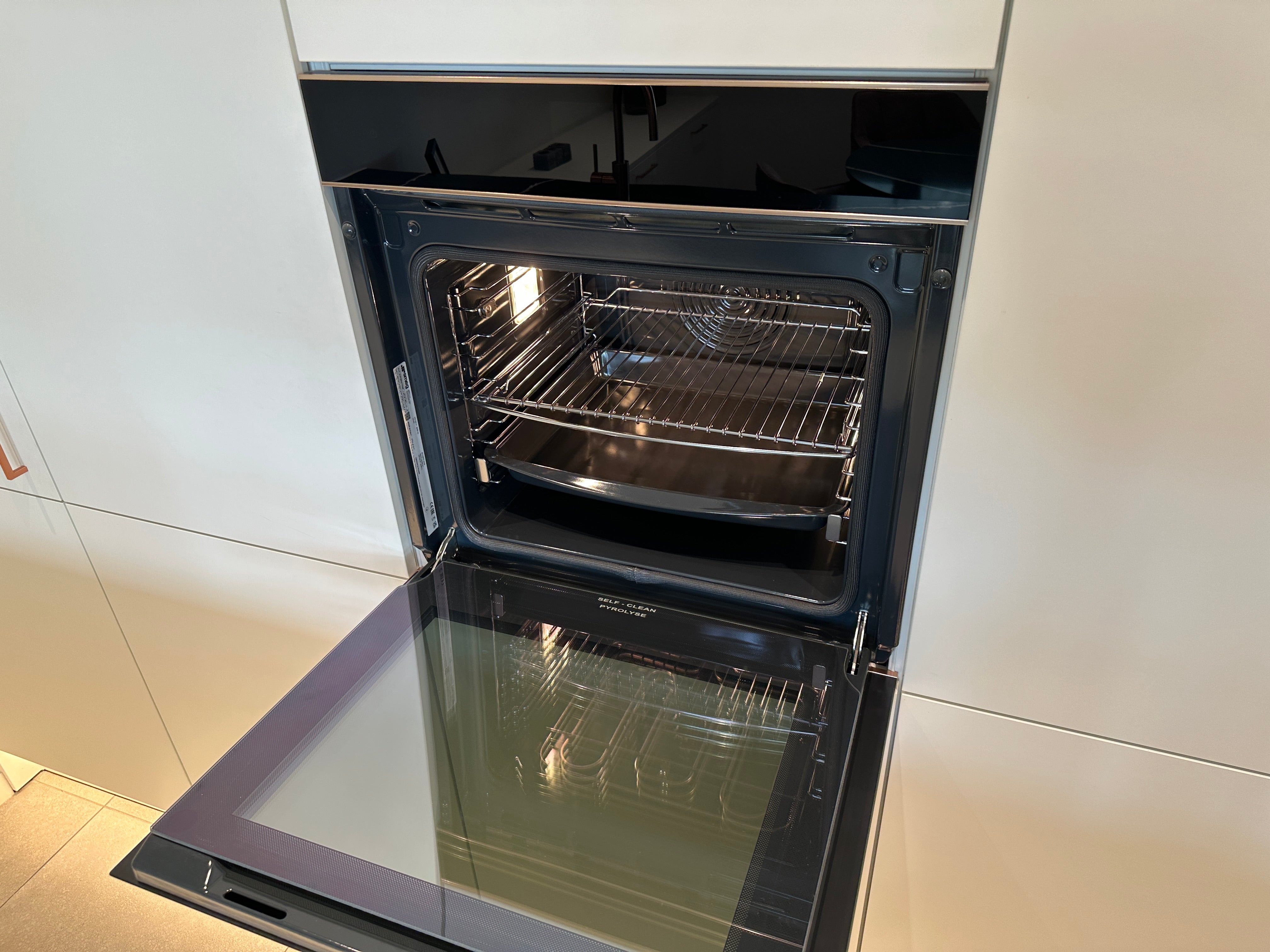 02256 - Moderne eilandkeuken met tv meubel