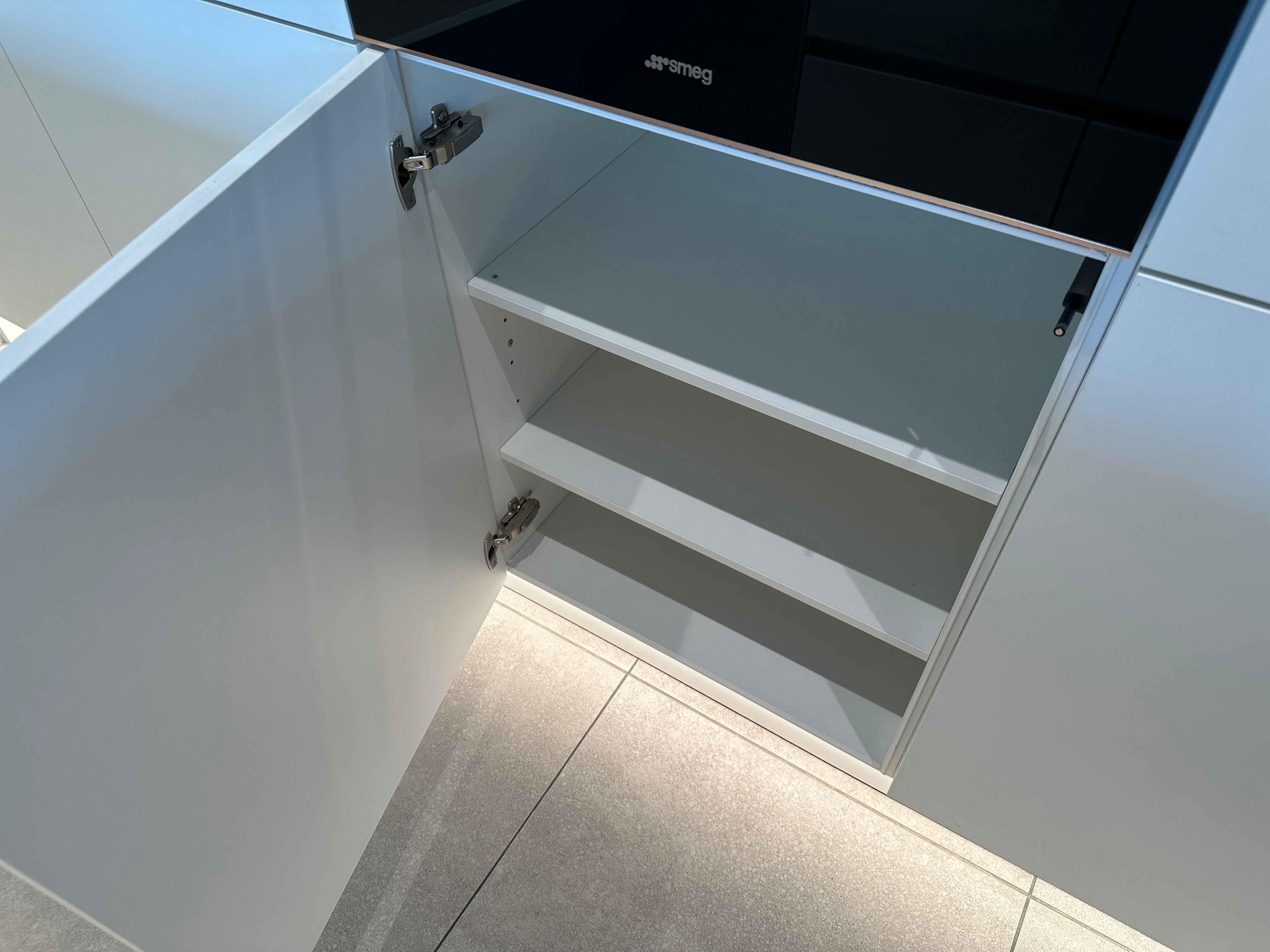 02256 - Moderne eilandkeuken met tv meubel