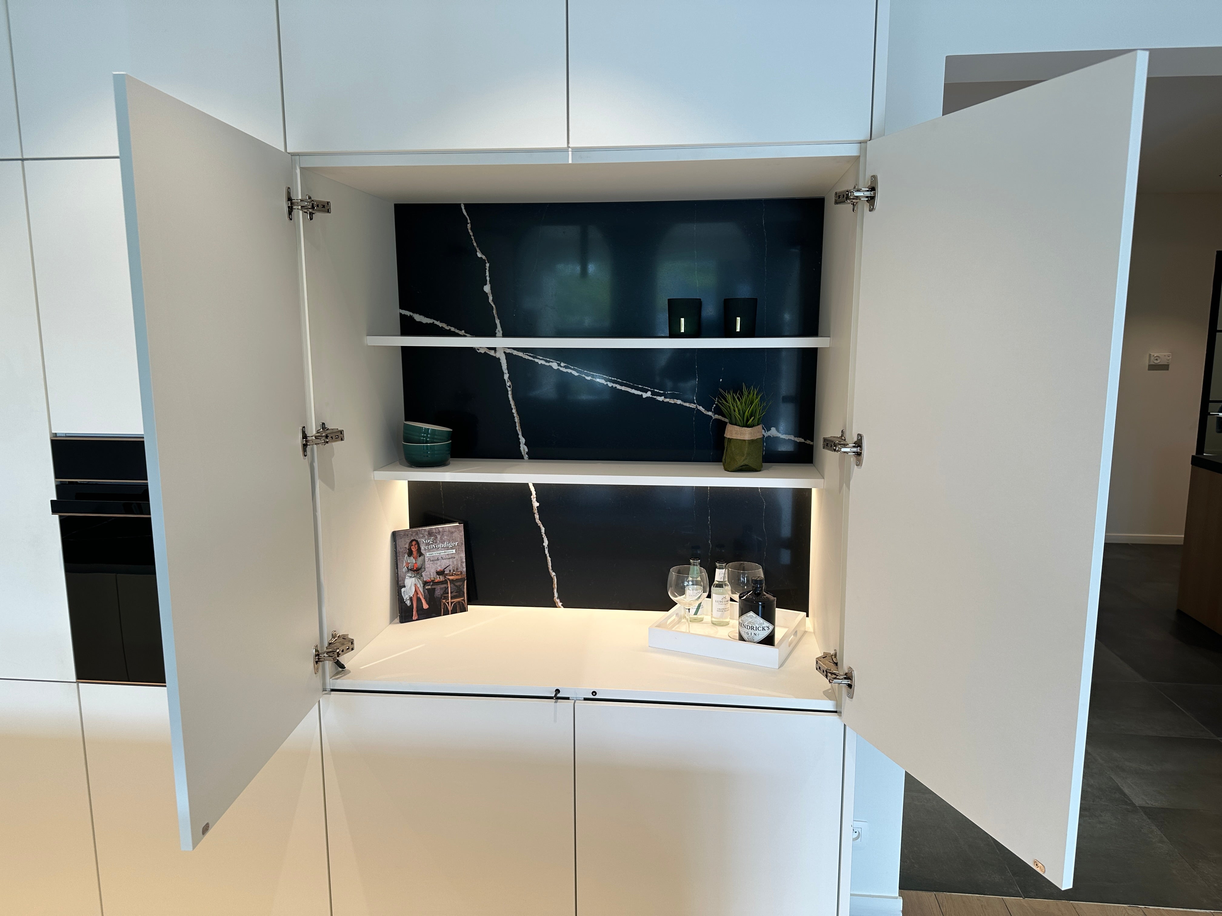 02256 - Moderne eilandkeuken met tv meubel