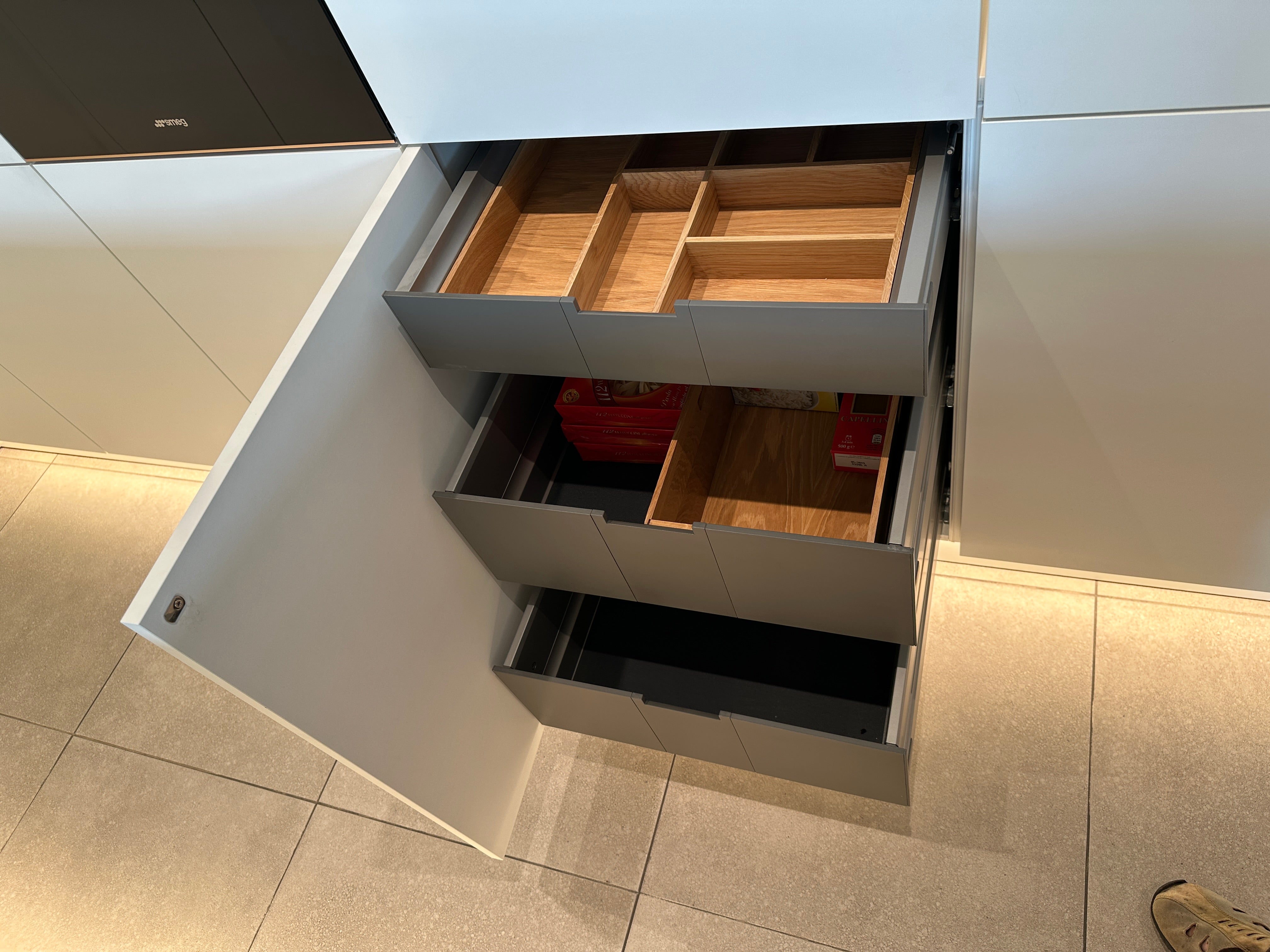 02256 - Moderne eilandkeuken met tv meubel