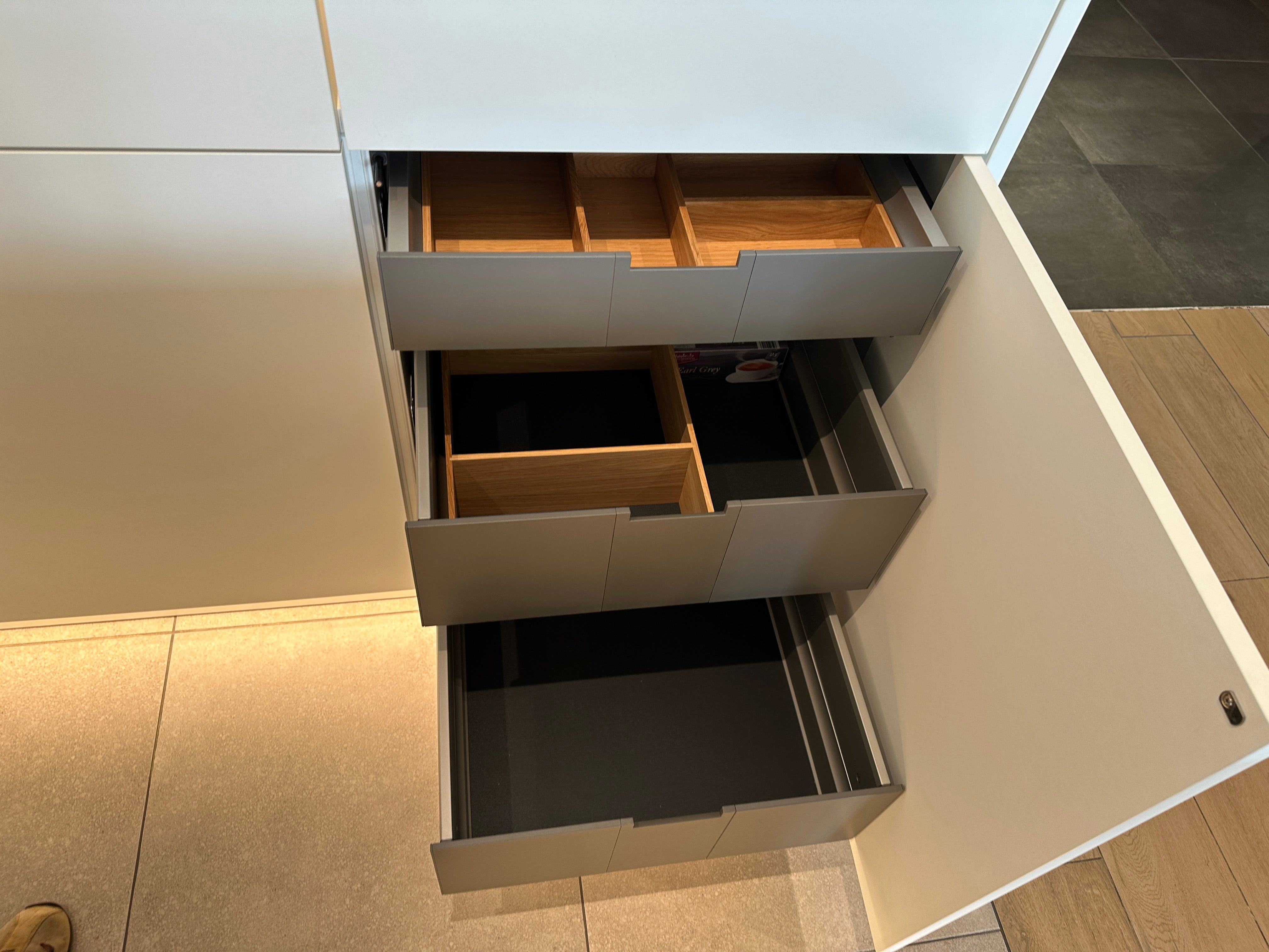 02256 - Moderne eilandkeuken met tv meubel
