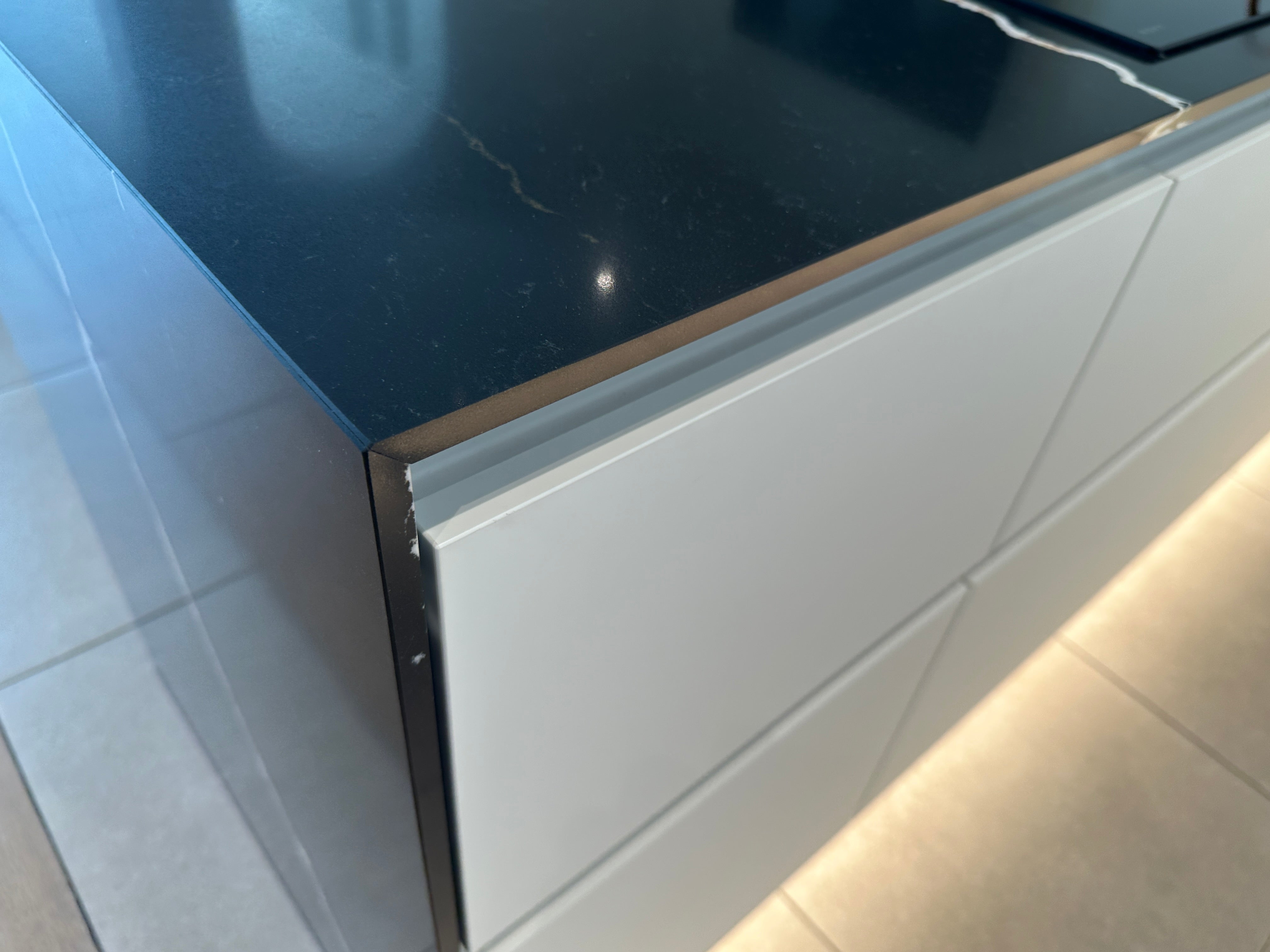 02256 - Moderne eilandkeuken met tv meubel