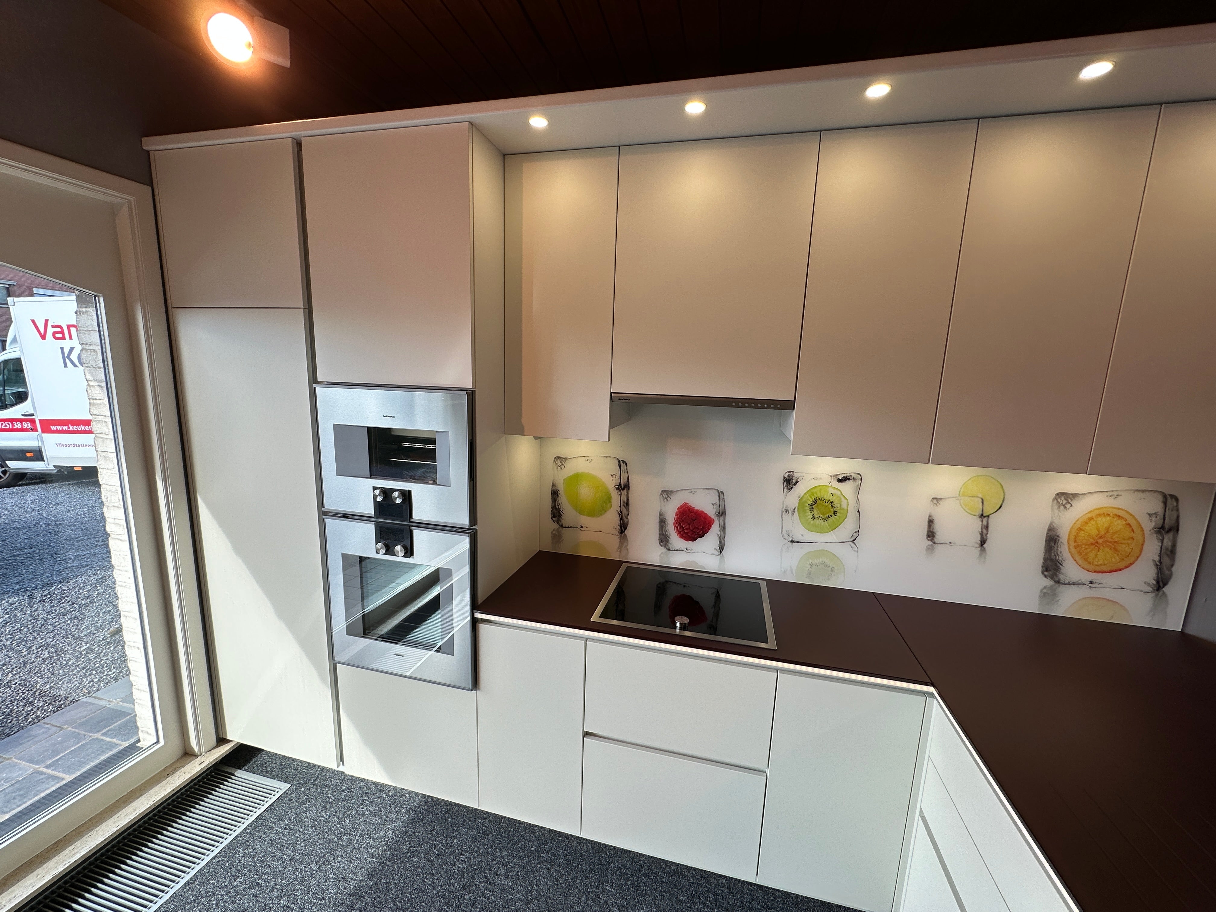 01716 - Witte schiereiland keuken met Gaggenau