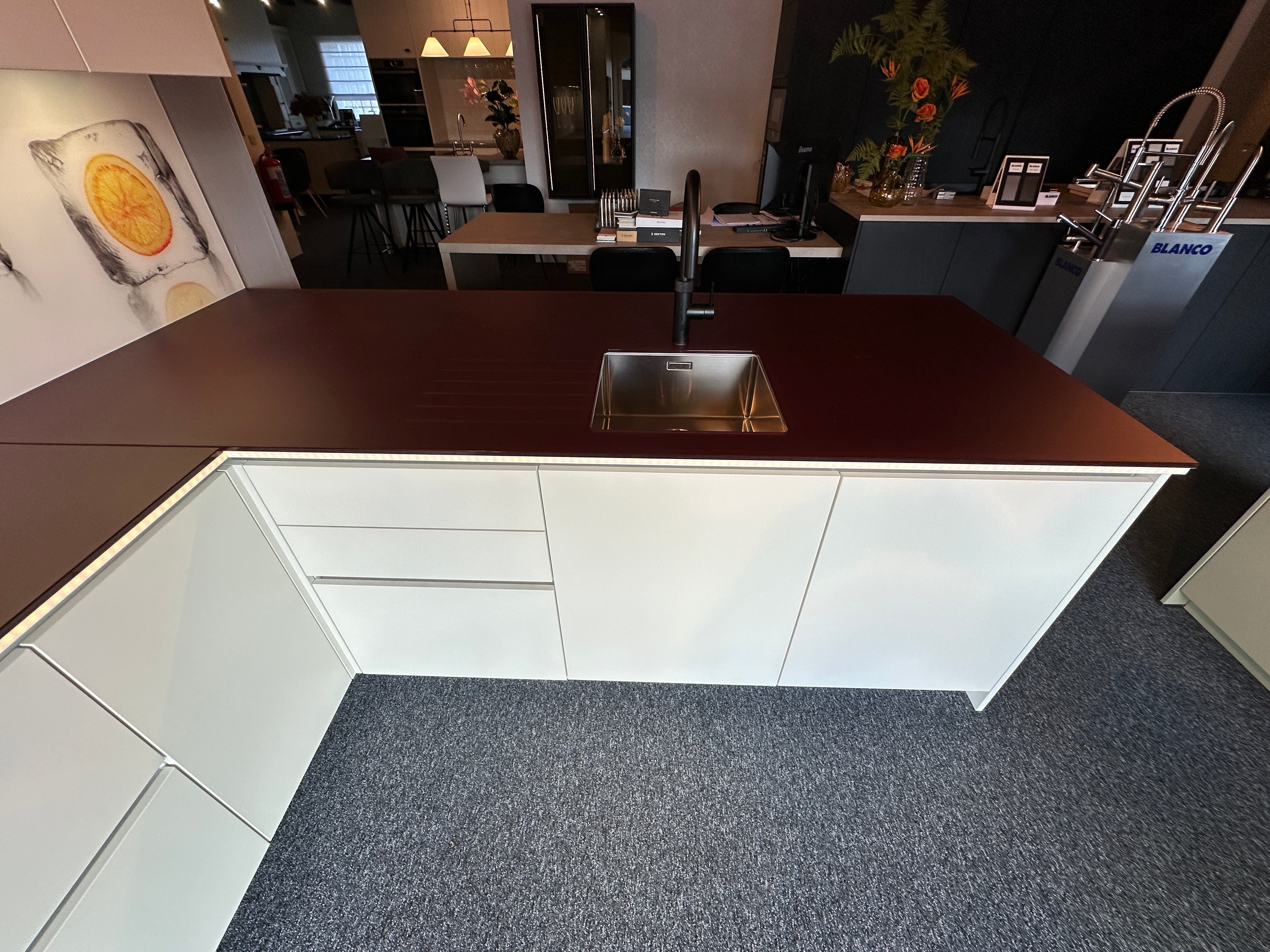01716 - Witte schiereiland keuken met Gaggenau