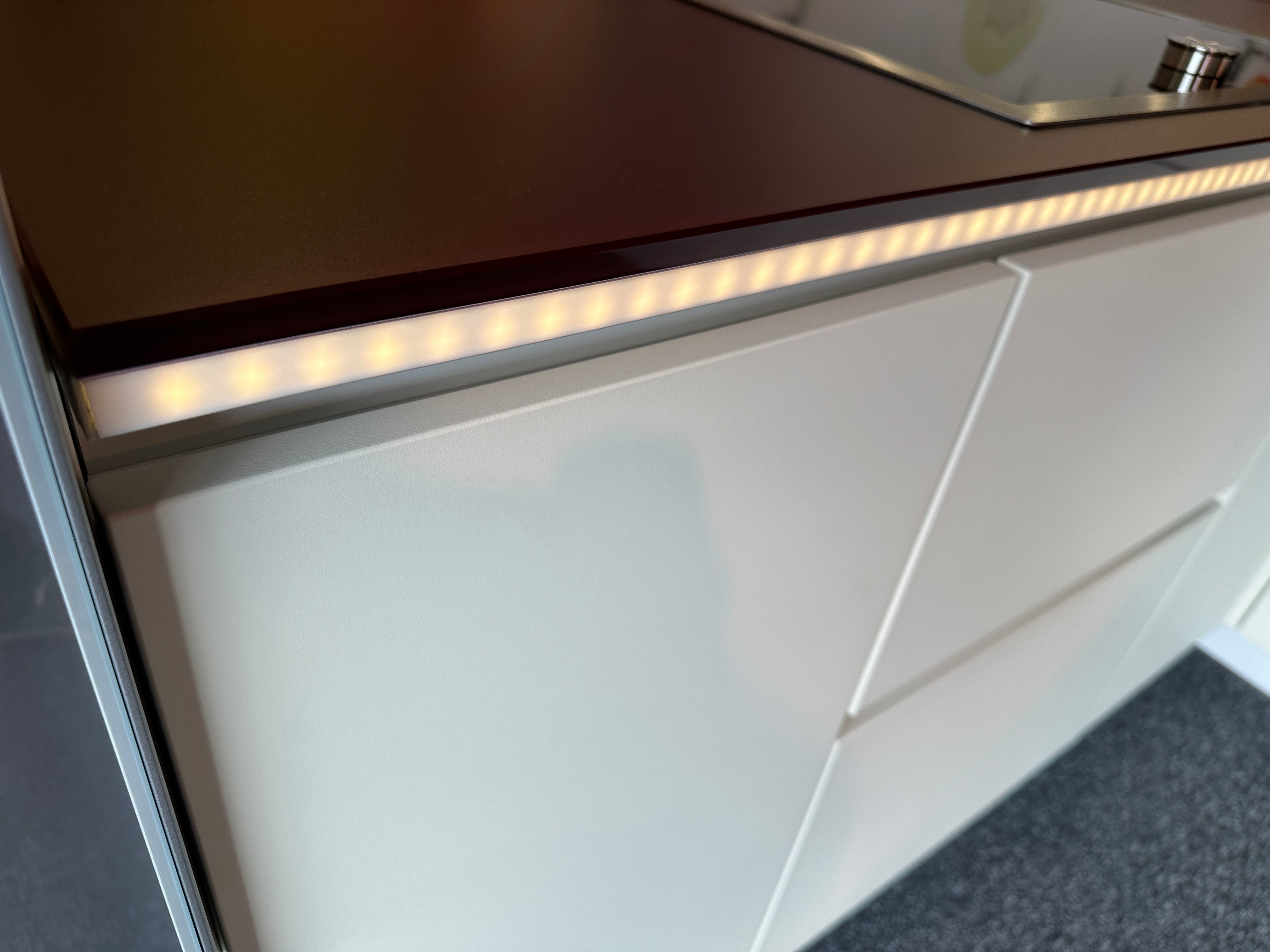 01716 - Witte schiereiland keuken met Gaggenau