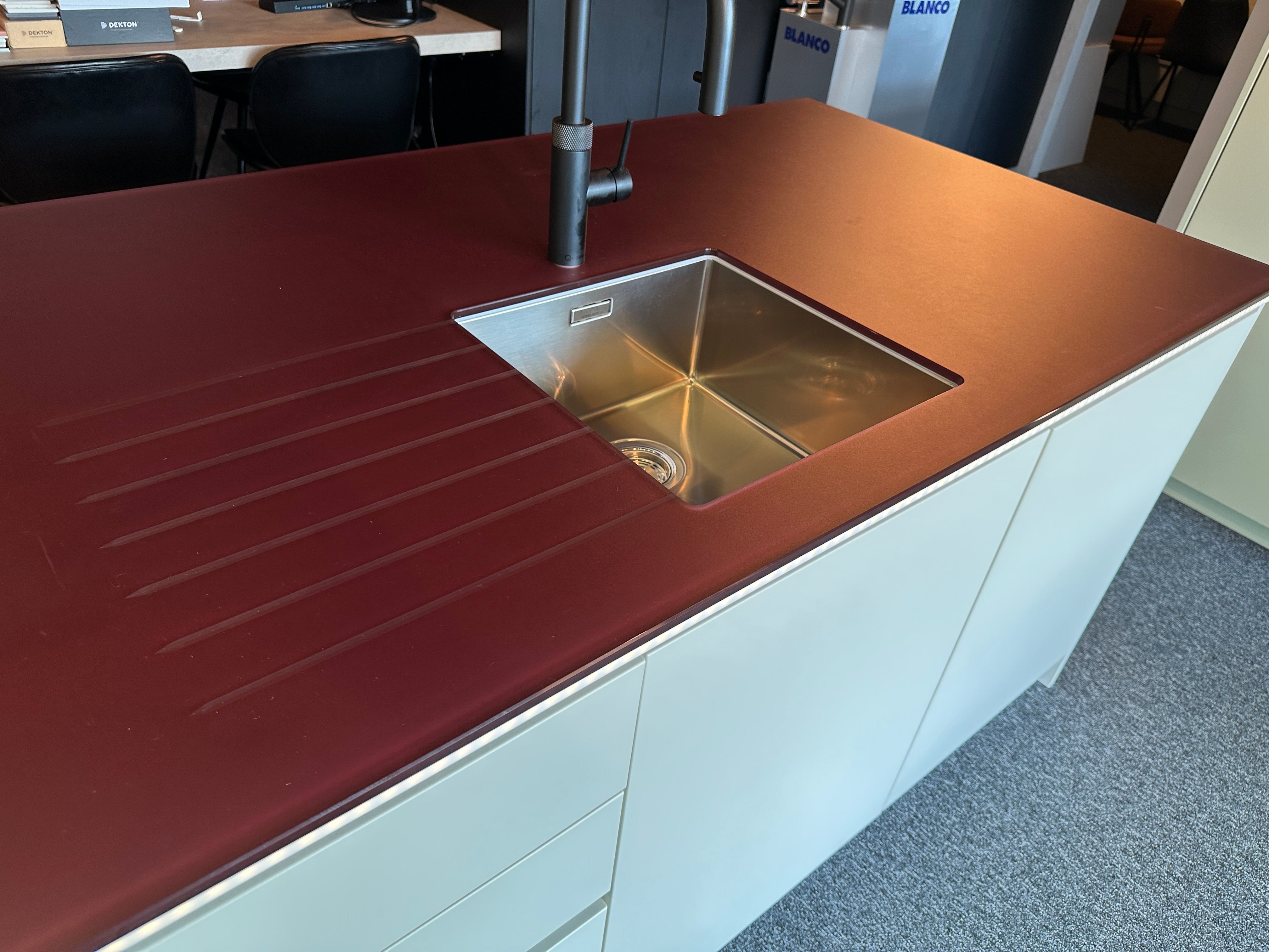 01716 - Witte schiereiland keuken met Gaggenau