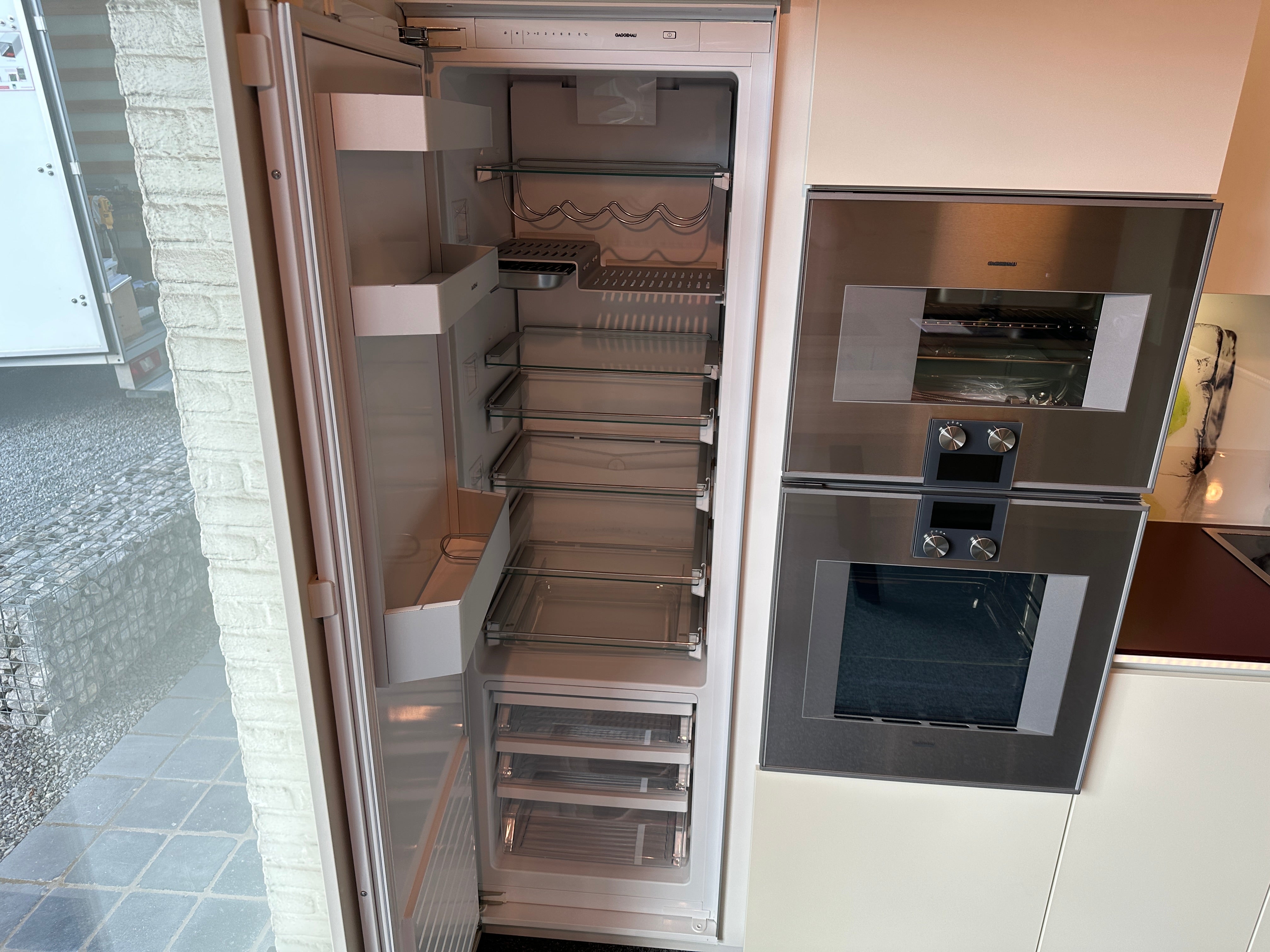 01716 - Witte schiereiland keuken met Gaggenau