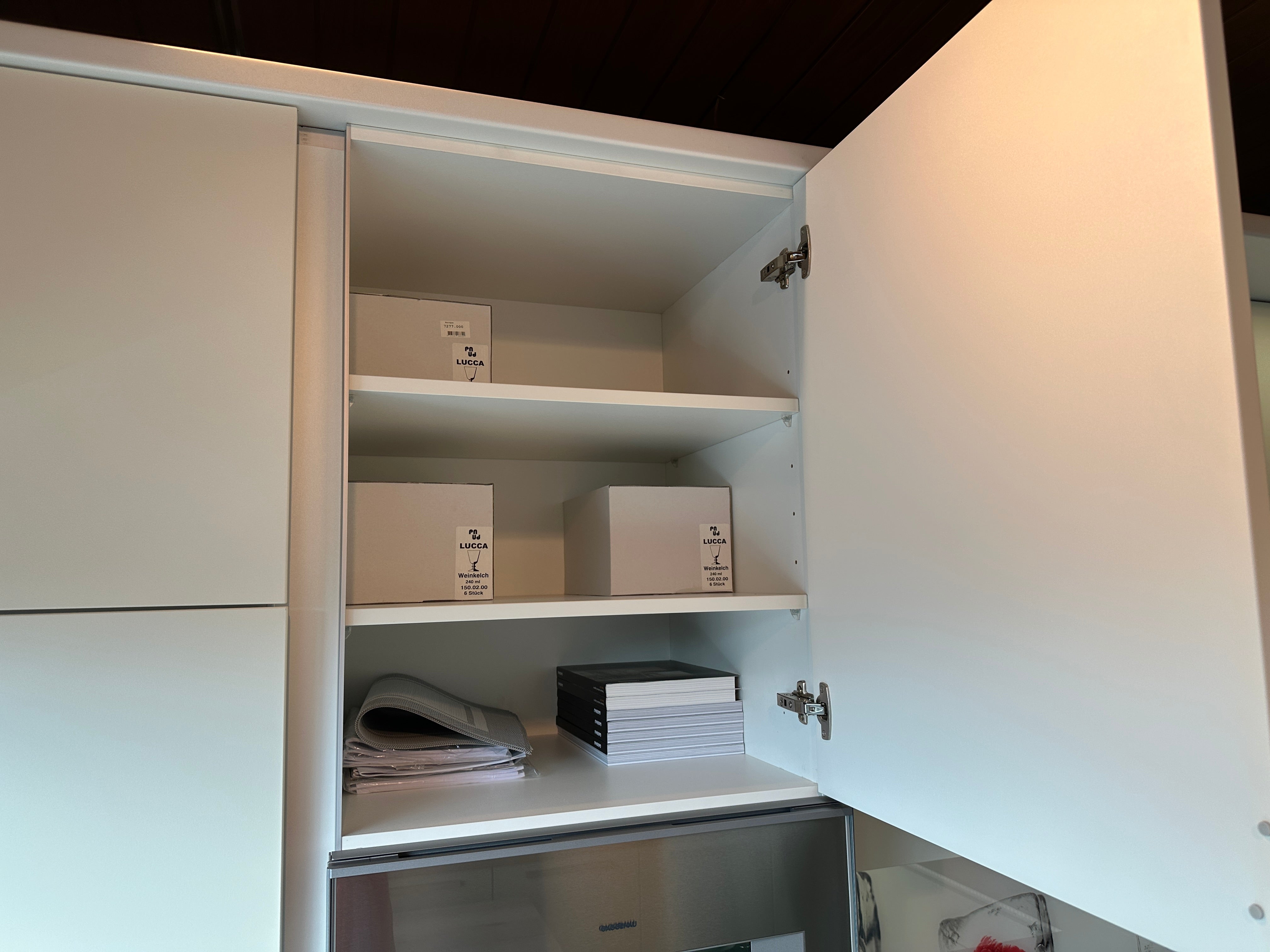 01716 - Witte schiereiland keuken met Gaggenau