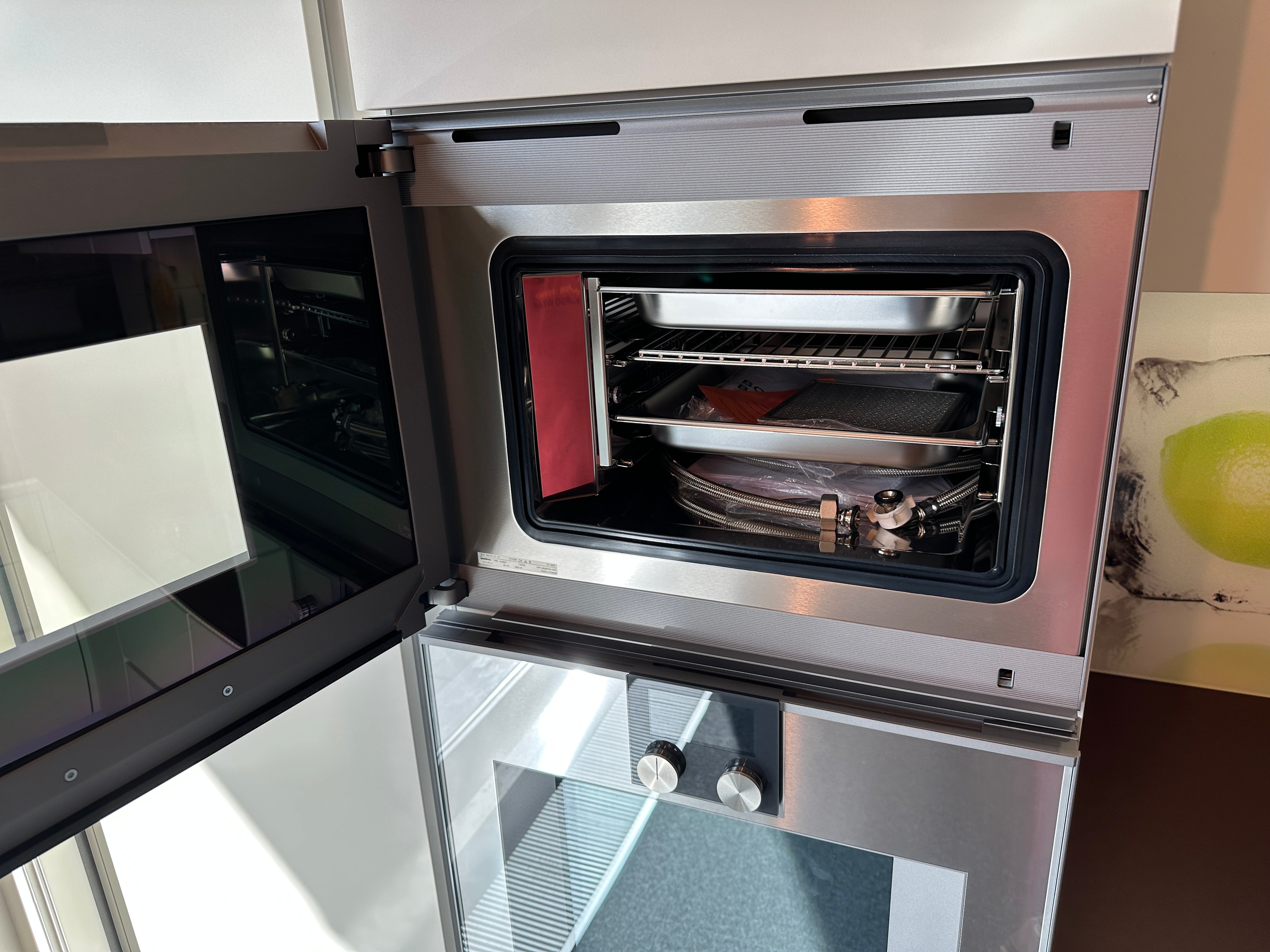 01716 - Witte schiereiland keuken met Gaggenau