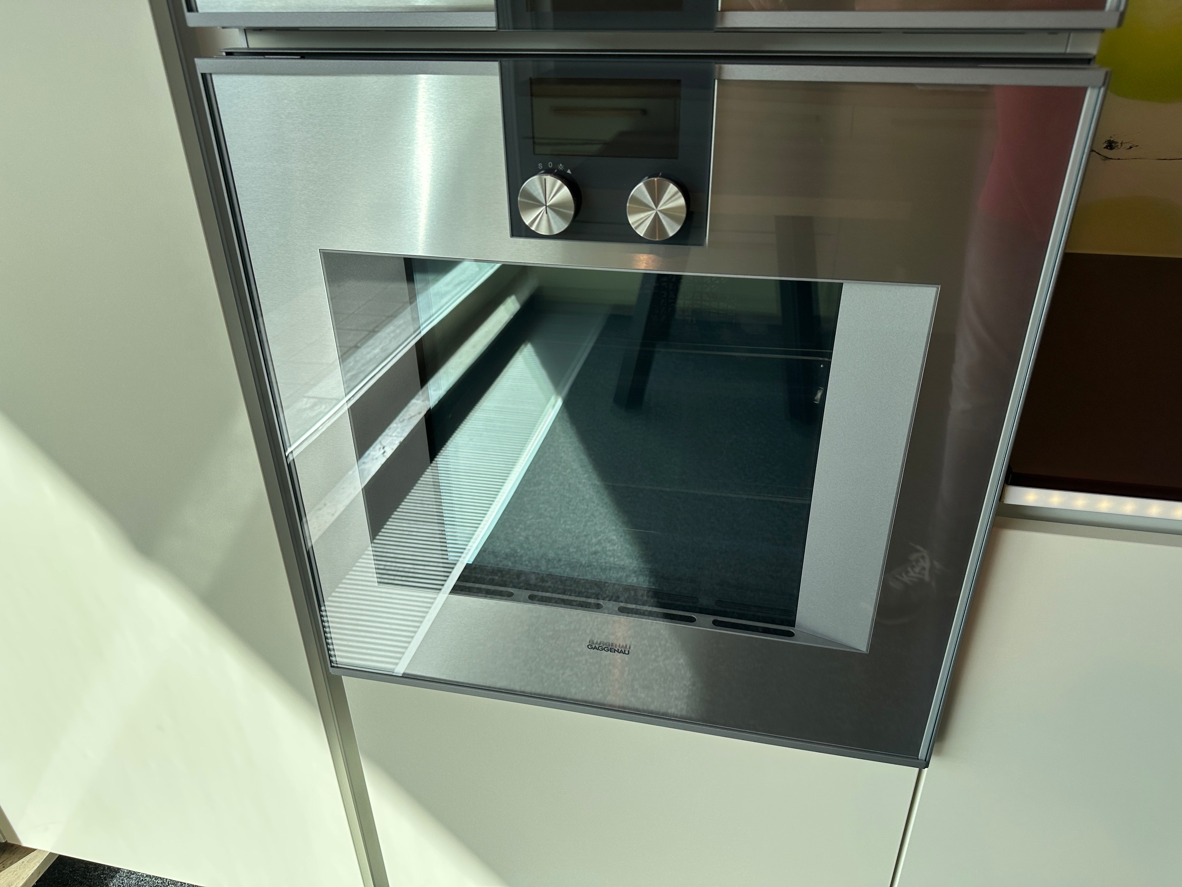01716 - Witte schiereiland keuken met Gaggenau