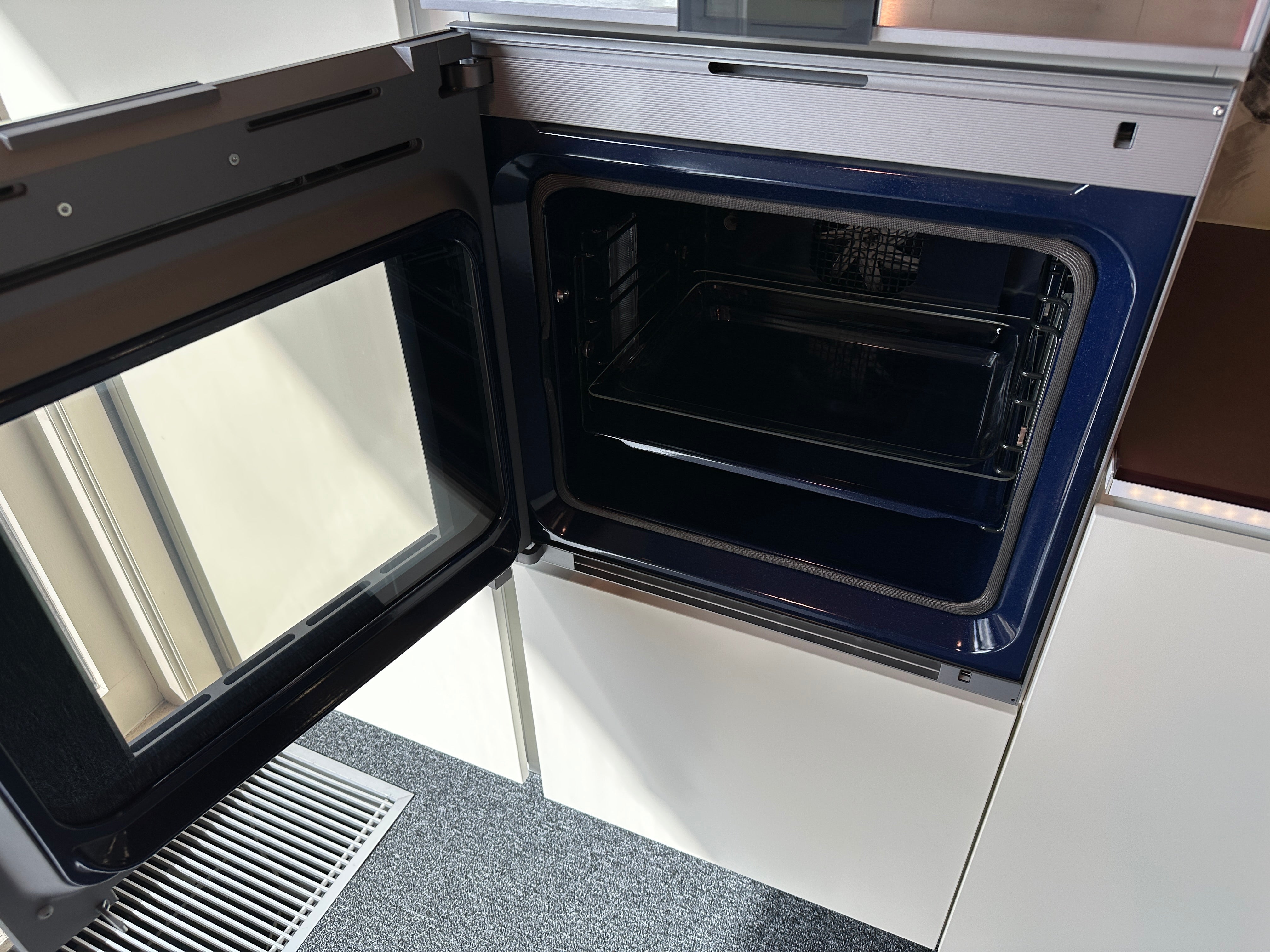 01716 - Witte schiereiland keuken met Gaggenau